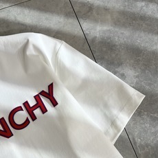 Giv*chy/纪*希2026春夏新款男女同款👫短袖T恤,主创时尚注入了全新时尚能量。通过探索各种题材和 Giv*chy/纪*希2026春夏新款男女同款👫短袖T恤,主创时尚注入了全新时尚能量。通过探索各种题材和