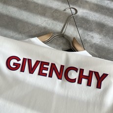 Giv*chy/纪*希2026春夏新款男女同款👫短袖T恤,主创时尚注入了全新时尚能量。通过探索各种题材和 Giv*chy/纪*希2026春夏新款男女同款👫短袖T恤,主创时尚注入了全新时尚能量。通过探索各种题材和