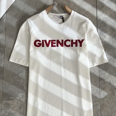 Giv*chy/纪*希2026春夏新款男女同款👫短袖T恤,主创时尚注入了全新时尚能量。通过探索各种题材和 Giv*chy/纪*希2026春夏新款男女同款👫短袖T恤,主创时尚注入了全新时尚能量。通过探索各种题材和