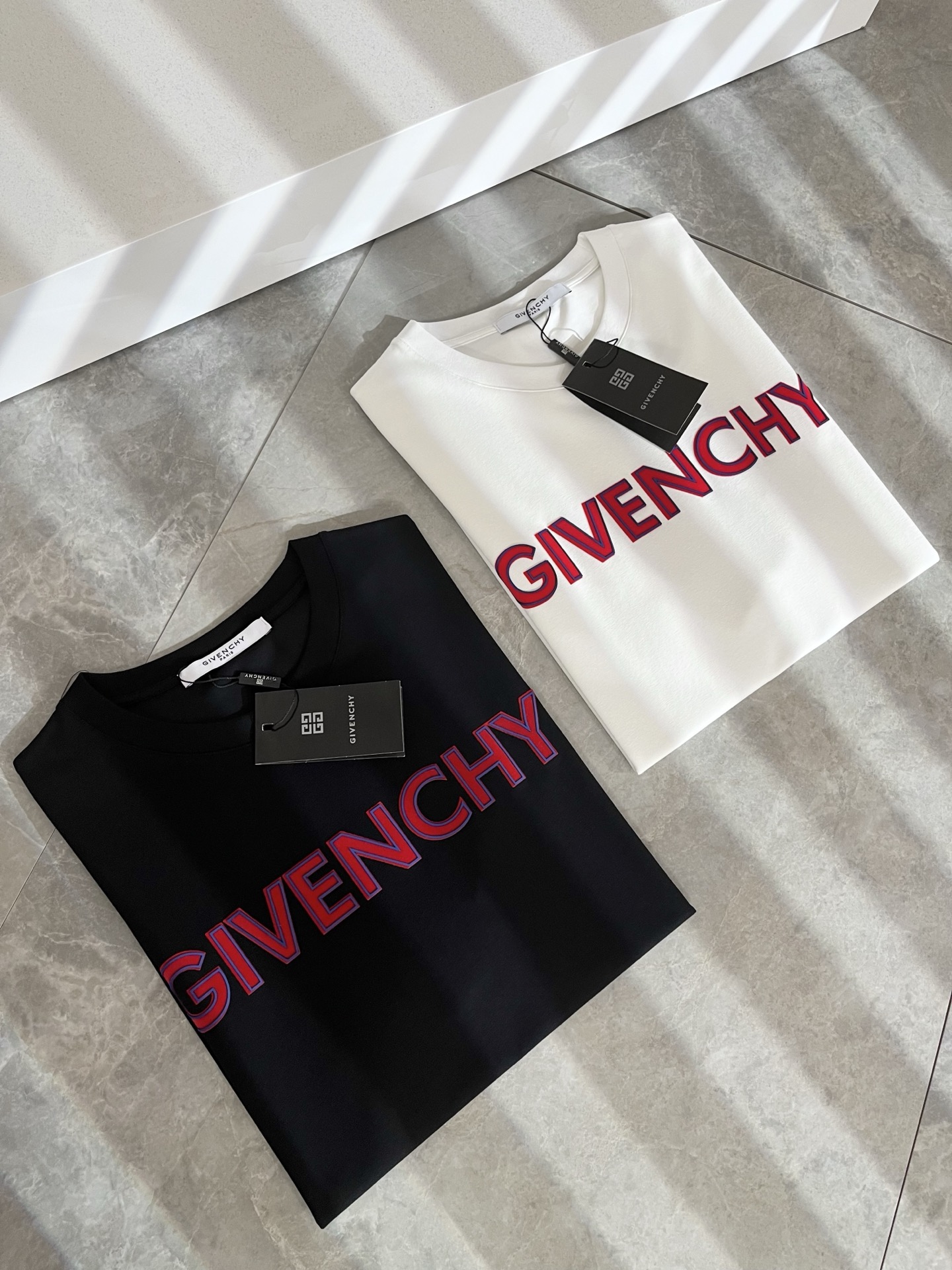 Giv*chy/纪*希2026春夏新款男女同款👫短袖T恤，主创时尚注入了全新时尚能量。通过探索各种题材和