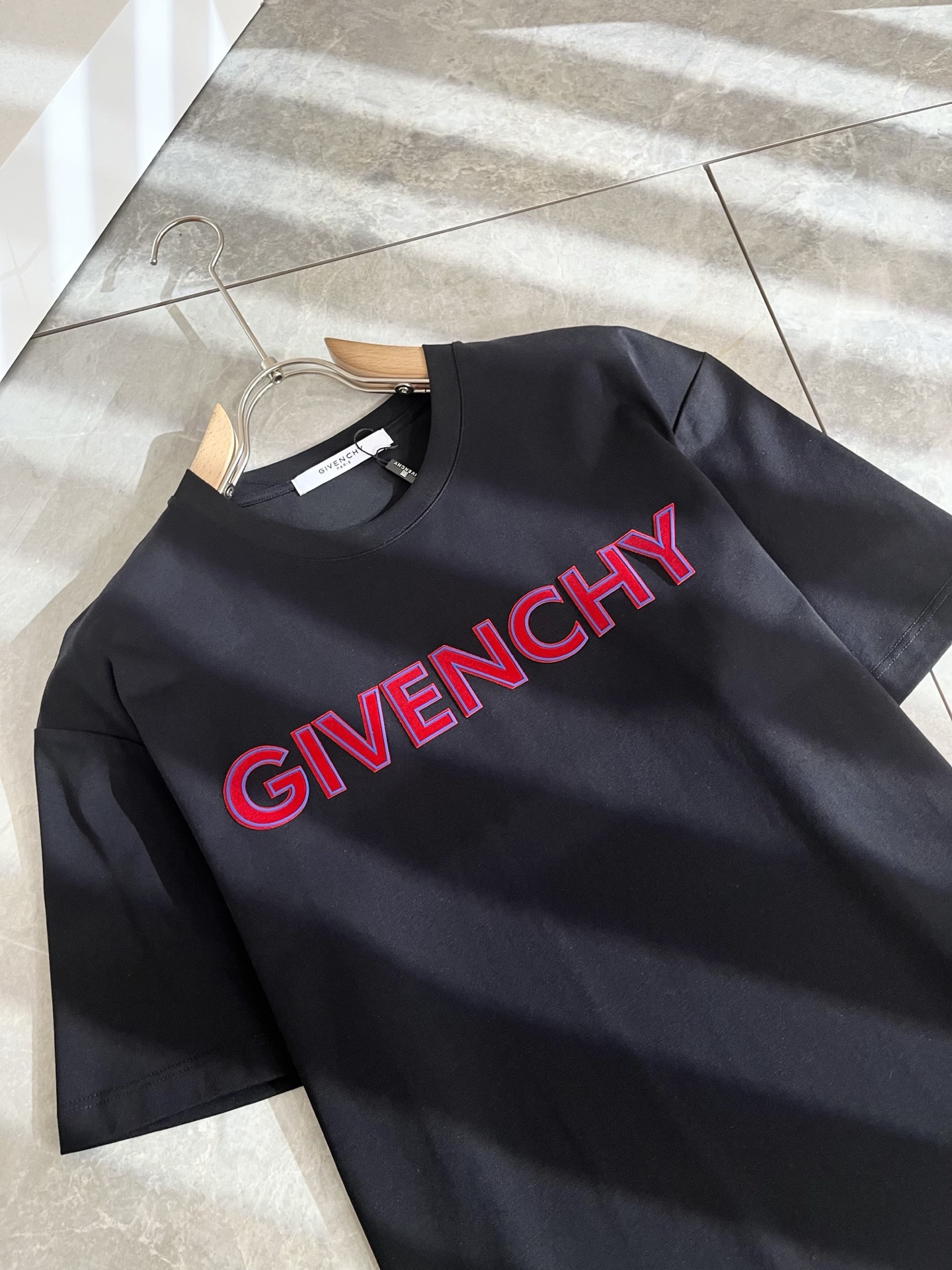 Giv*chy/纪*希2026春夏新款男女同款👫短袖T恤，主创时尚注入了全新时尚能量。通过探索各种题材和