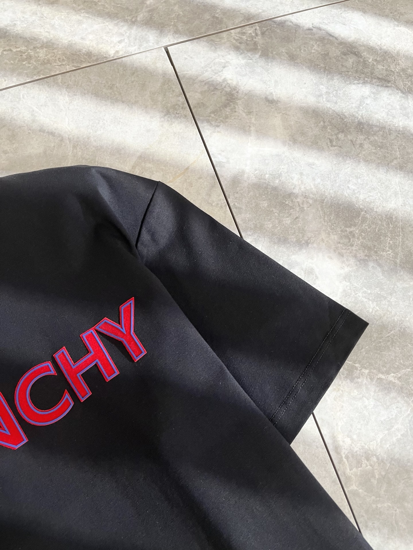 Giv*chy/纪*希2026春夏新款男女同款👫短袖T恤，主创时尚注入了全新时尚能量。通过探索各种题材和
