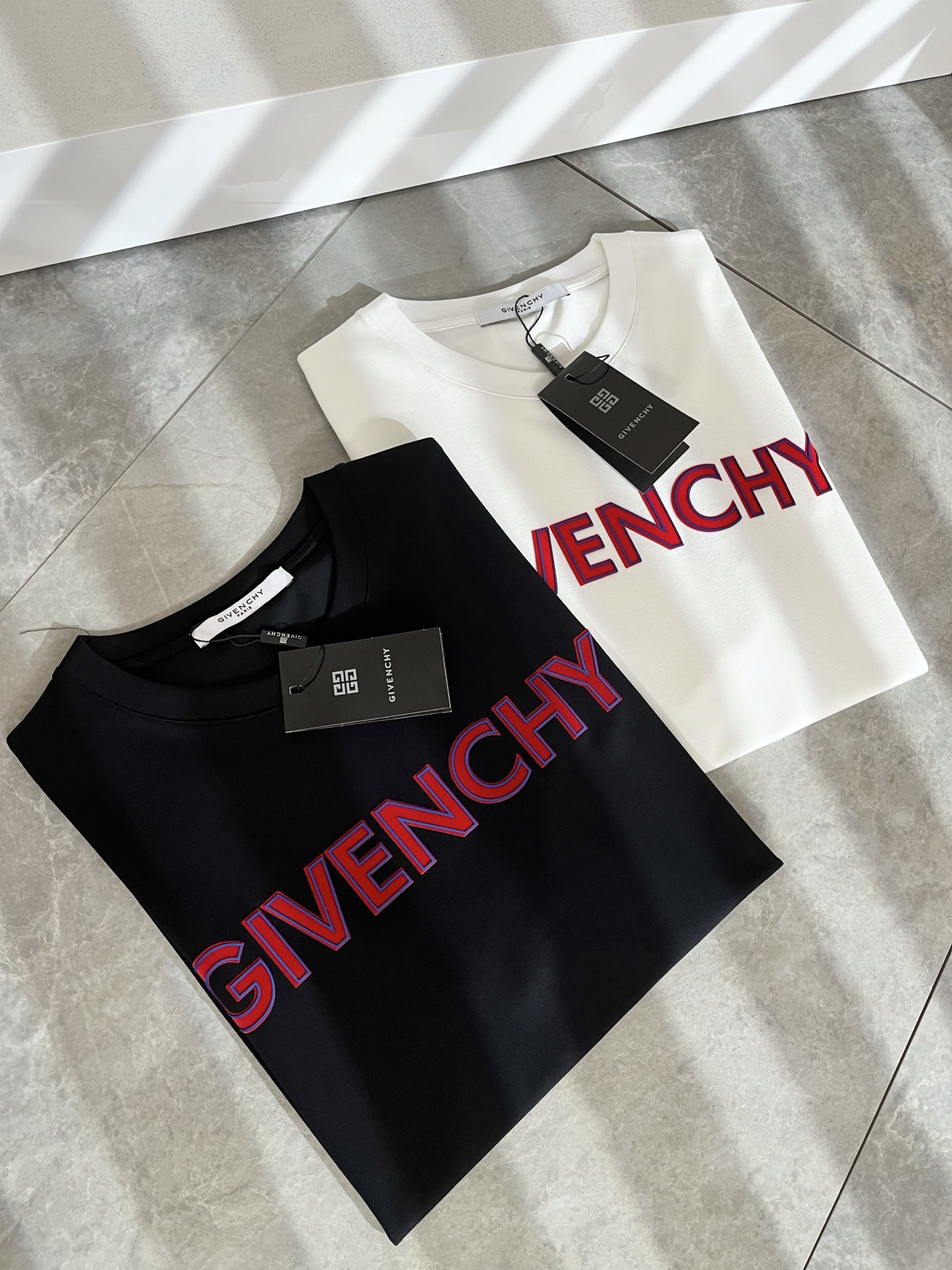 Giv*chy/纪*希2026春夏新款男女同款👫短袖T恤，主创时尚注入了全新时尚能量。通过探索各种题材和