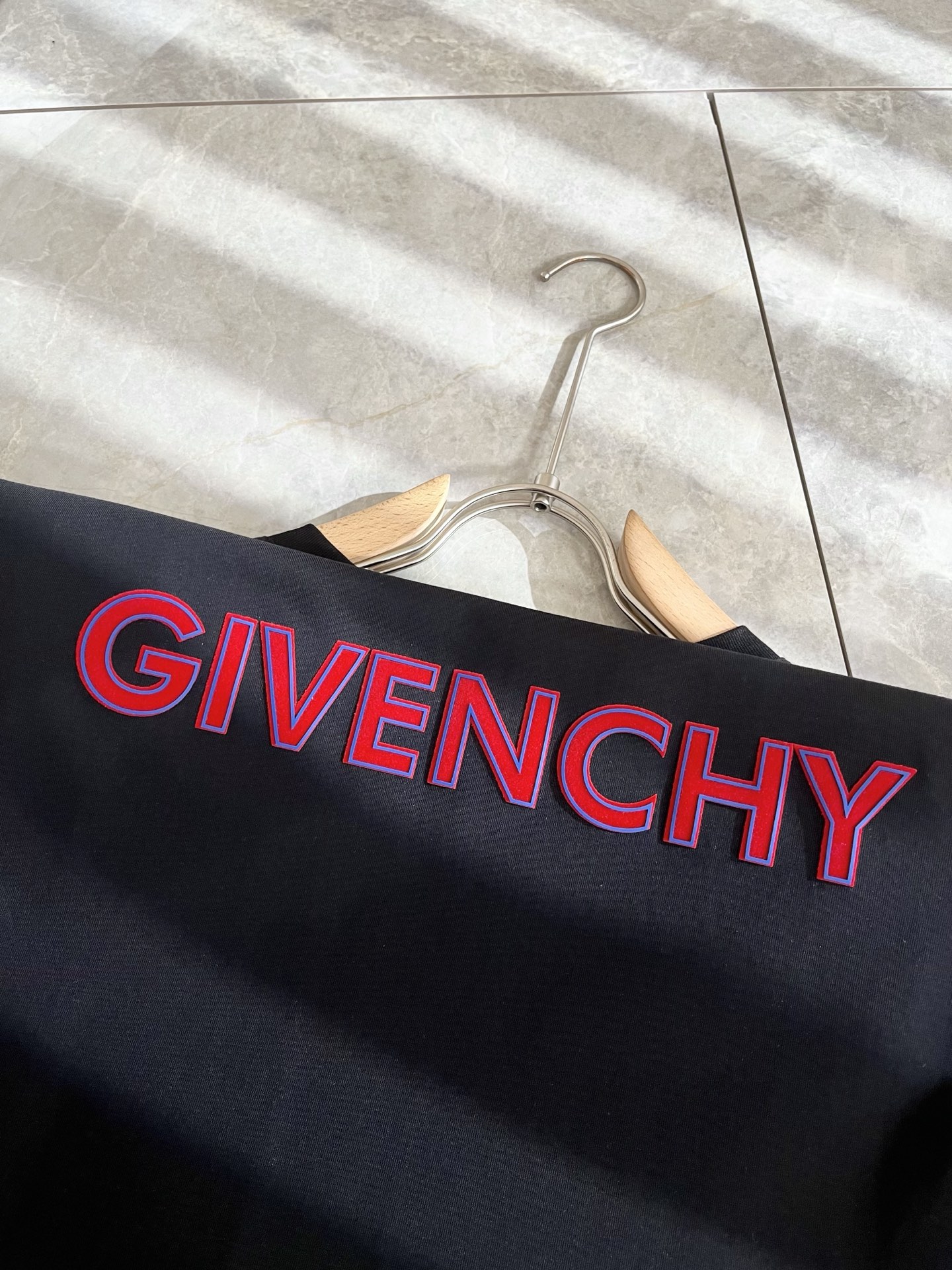 Giv*chy/纪*希2026春夏新款男女同款👫短袖T恤，主创时尚注入了全新时尚能量。通过探索各种题材和