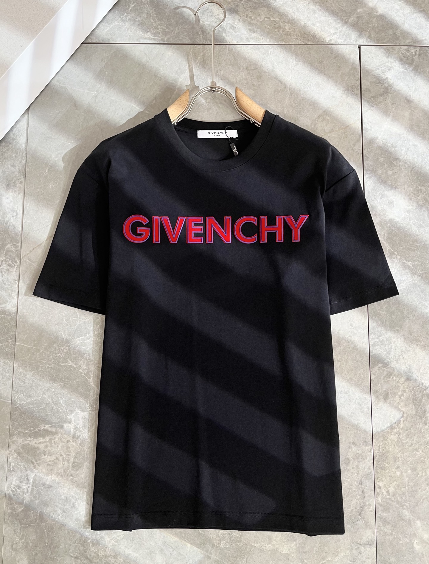 Giv*chy/纪*希2026春夏新款男女同款👫短袖T恤，主创时尚注入了全新时尚能量。通过探索各种题材和