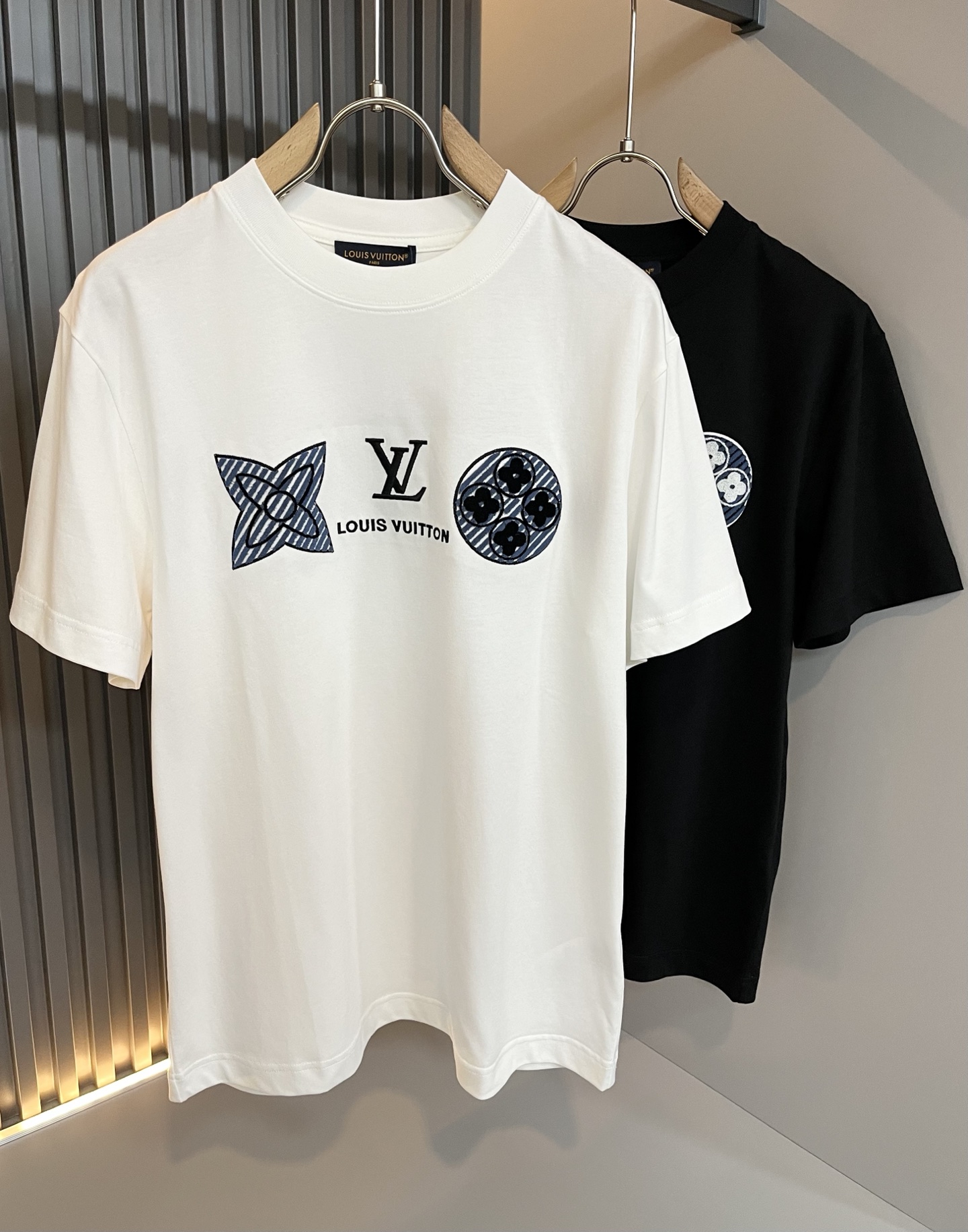 NO:415033,LouisVuitt*Louis*Deng The new series of spring and summer 2025 products are launched, a very fashionable and avant-garde short-sleeved T-shirt for men and women, with logo pattern flocking decoration!  Different from the past, it declares the design concept that has been passed down for many years in the brand!  Its eye-catchingness is no less than any classic style, perfectly presenting the fashionable, high-end and luxurious feeling in front of the world!  Made of imported cotton materials, selected high-quality pure cotton fabrics, soft and soft to the touch, the real thing is definitely beyond your imagination, close to the body and breathable, even if you sweat profusely, you will not feel greasy or stuffy, and will bring sweating and moisture absorption to the extreme!  Size S-2XL, louis vuitton,louis vuitton,t-shirt,tees,t-shirt,alexander wang19860909LouisVuitt*路易*登 2025春夏全新系列单品上线,非常时髦前卫的一款男女同款短袖T恤,标识logo图案植绒修饰！区别于以往的不同,宣示品牌传承多年的设计理念！其吸睛度完全不亚于任何经典款式,将时髦高级感与奢华感完美呈现在世人眼前！客供进口全棉材质制成,精选优质纯棉面料,触感软糯亲肤细腻,实物到手绝对超乎你的想象,贴身无比舒适透气,即便是汗流浃背也不会有腻身及闷热感可言,将排汗吸湿性发挥到了极致！尺码S-2XL,,louis vuitton,louis vuitton,T-shirt,tees，t-shirt,alexander wang,Men's clothing