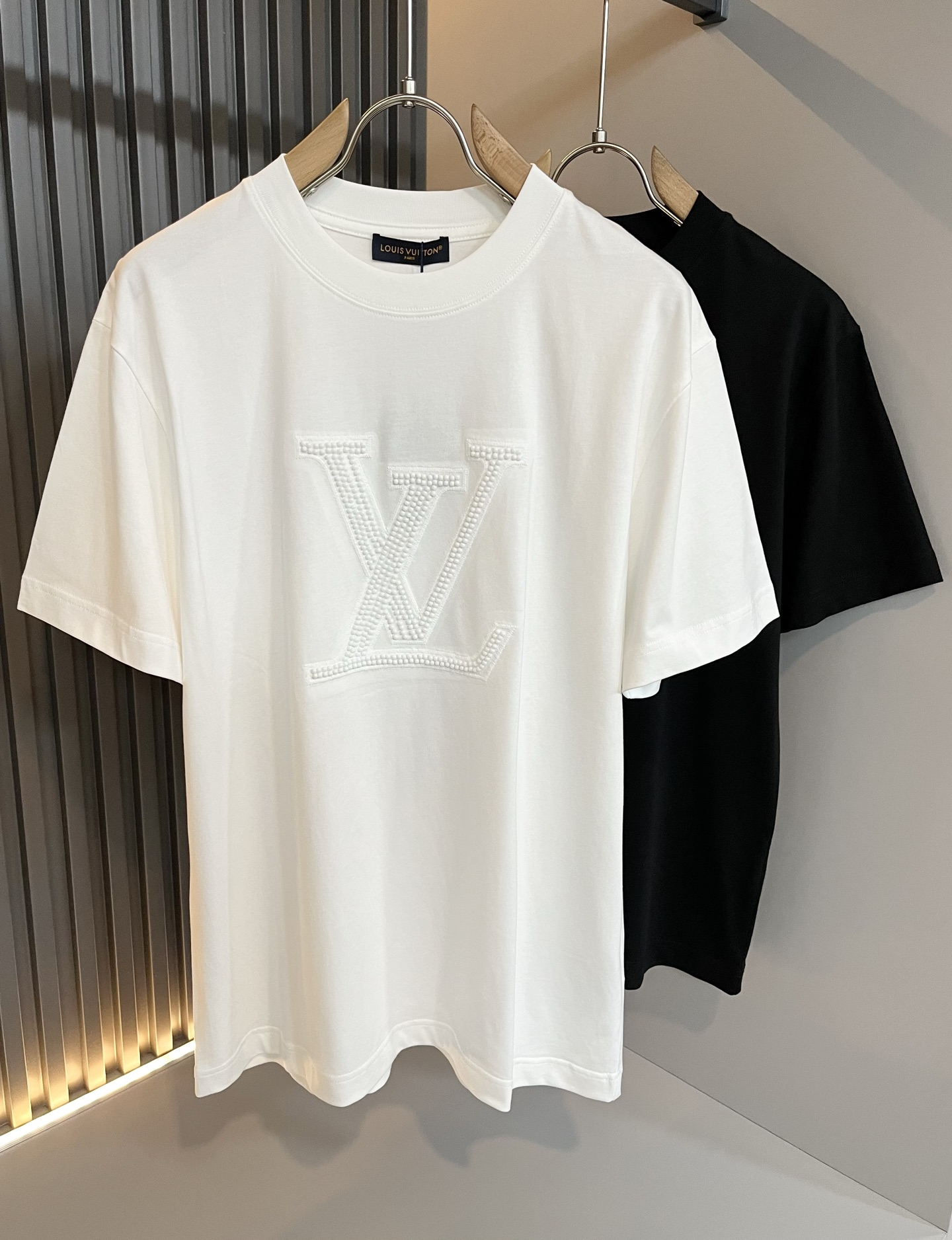 NO:415048,LouisVuitt*Louis*Deng The new series of spring and summer 2025 products are launched, a very fashionable and avant-garde short-sleeved T-shirt for men and women, with logo logo pattern embroidery beads and decoration!  Different from the past, it declares the design concept that has been passed down for many years in the brand!  Its eye-catchingness is no less than any classic style, perfectly presenting the fashionable, high-end and luxurious feeling in front of the world!  Made of imported cotton materials, selected high-quality pure cotton fabrics, soft and soft to the touch, the real thing is definitely beyond your imagination, close to the body and breathable, even if you sweat profusely, you will not feel greasy or stuffy, and will bring sweating and moisture absorption to the extreme!  Size S-2XL, louis vuitton,louis vuitton,t-shirt,tees,t-shirt,alexander wang19860909LouisVuitt*路易*登 2025春夏全新系列单品上线,非常时髦前卫的一款男女同款短袖T恤,标识logo图案刺绣串珠修饰！区别于以往的不同,宣示品牌传承多年的设计理念！其吸睛度完全不亚于任何经典款式,将时髦高级感与奢华感完美呈现在世人眼前！客供进口全棉材质制成,精选优质纯棉面料,触感软糯亲肤细腻,实物到手绝对超乎你的想象,贴身无比舒适透气,即便是汗流浃背也不会有腻身及闷热感可言,将排汗吸湿性发挥到了极致！尺码S-2XL,,louis vuitton,louis vuitton,T-shirt,tees，t-shirt,alexander wang,Men's clothing