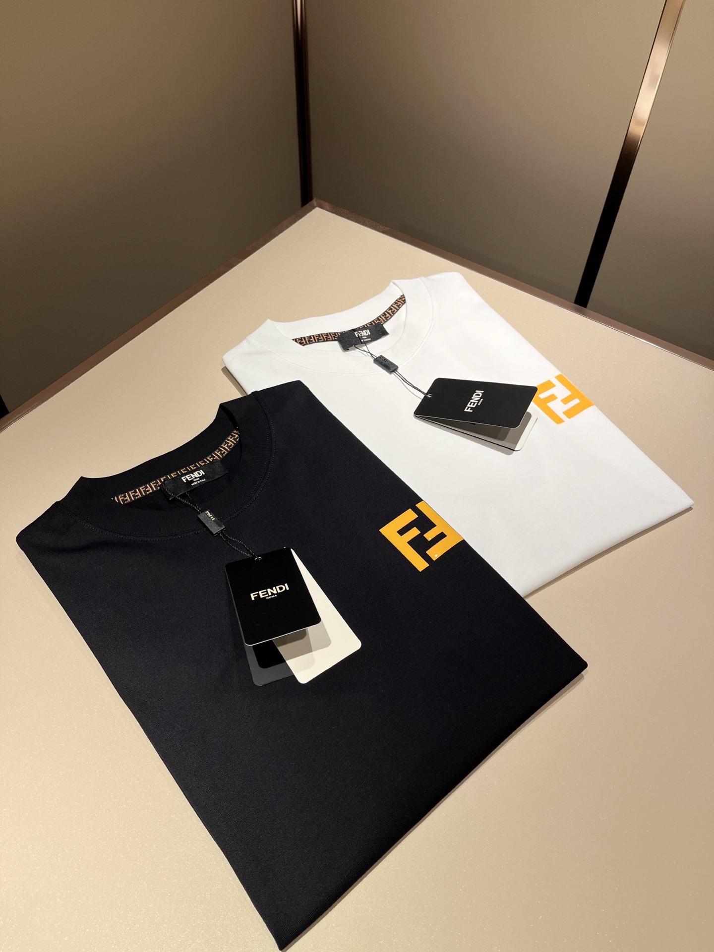 Fendi FD家族 短袖T恤服装,男,女 3 Fendi FD家族 短袖T恤服装,男,女 3