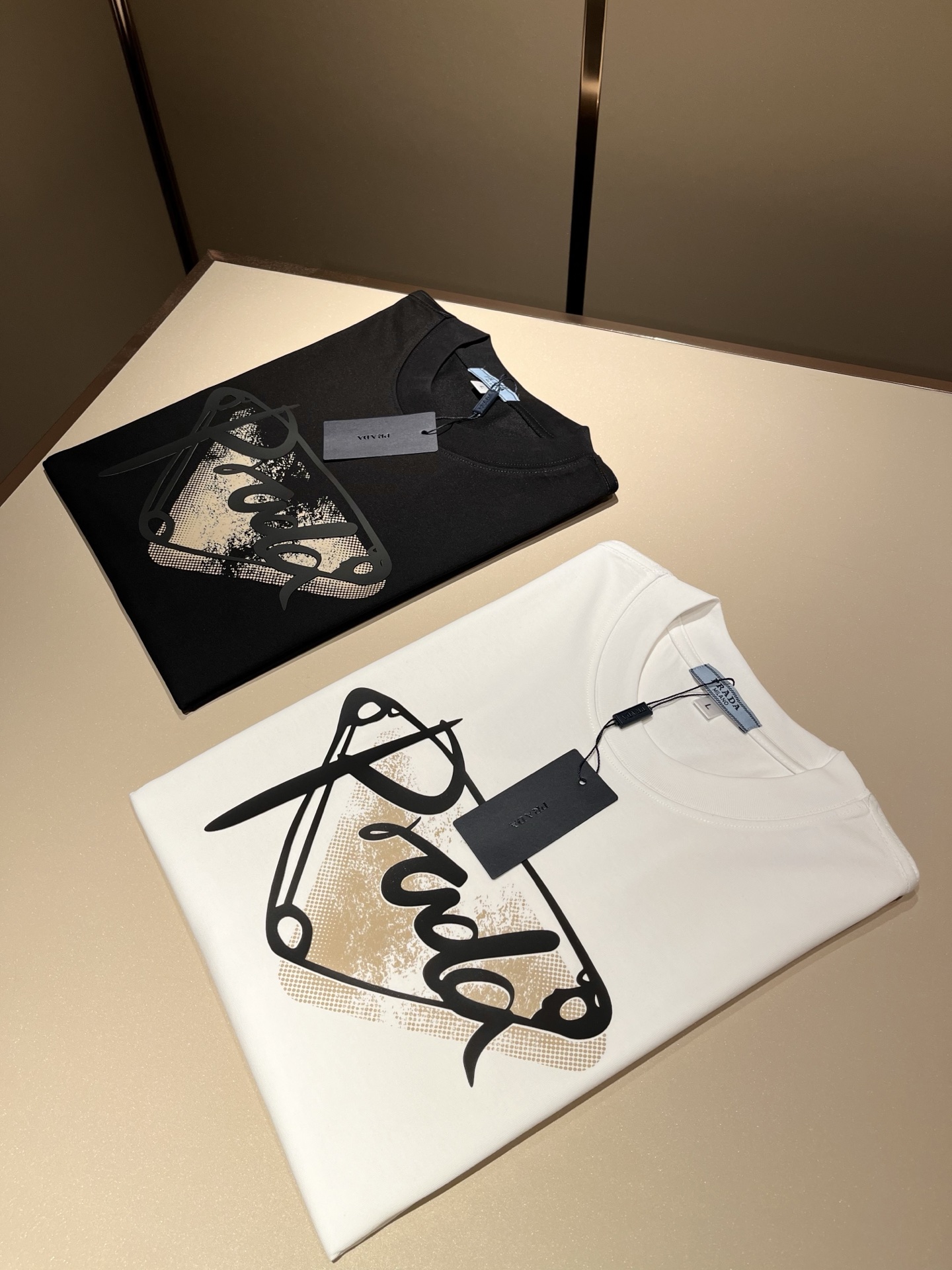 NO:431558,PRAD*A Pu*da 2025 spring and summer new short-sleeved T-shirt for men and women, the latest model is exclusively available on the entire network!  !  ~ It is classic and fashionable and versatile, who doesn’t like it? It will show the classic again. It is very pleasing to the eye and comes with a low luxury halo and recognition!  Pr*da's traditional brand concept and modern advanced technology are perfectly combined. Coupled with the extremely modern and simple design, P's exclusive logo pattern glue pressing design!  Customized 100% imported pure cotton fabric!  The texture of this model is quite touching, the specifications and grades are known with tentacles. The degree of delicateness and breathability are top-notch!  Size M-4XL, prada, T-shirt,tees, t-shirt,alexander wang19860909PRAD*A普*达2025春夏新款男女同款短袖T恤,最新款全网独家首上！！~既经典有时尚百搭,谁不爱啊,将经典再次展现,非常的耐看,自带低奢光环与辨识度！Pr*da传统的品牌理念和现代化的先进技术进行了完美结合.加上极其现代摩登风范的简约设计,p家专属logo图案压胶设计！定制百分百进口纯棉面料！此款的质感相当感人 触手便知规格档次 细腻程度与透气效果堪称顶级！尺码M-4XL,,prada,T-shirt,tees，t-shirt,alexander wang,Men's clothing