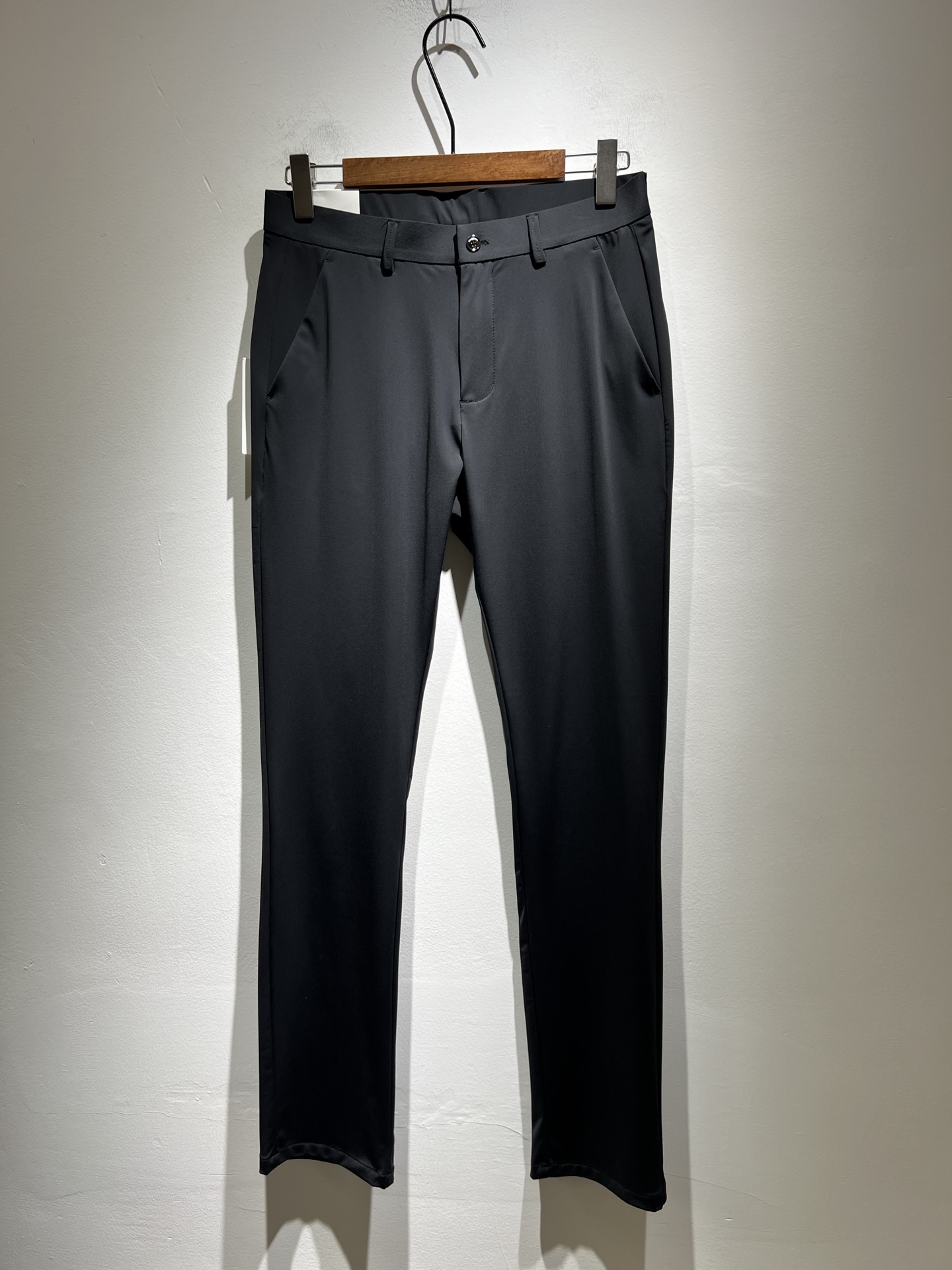 Ferraga*mo菲拉*慕2025春夏新款男款休闲小直筒西裤， 原单品...