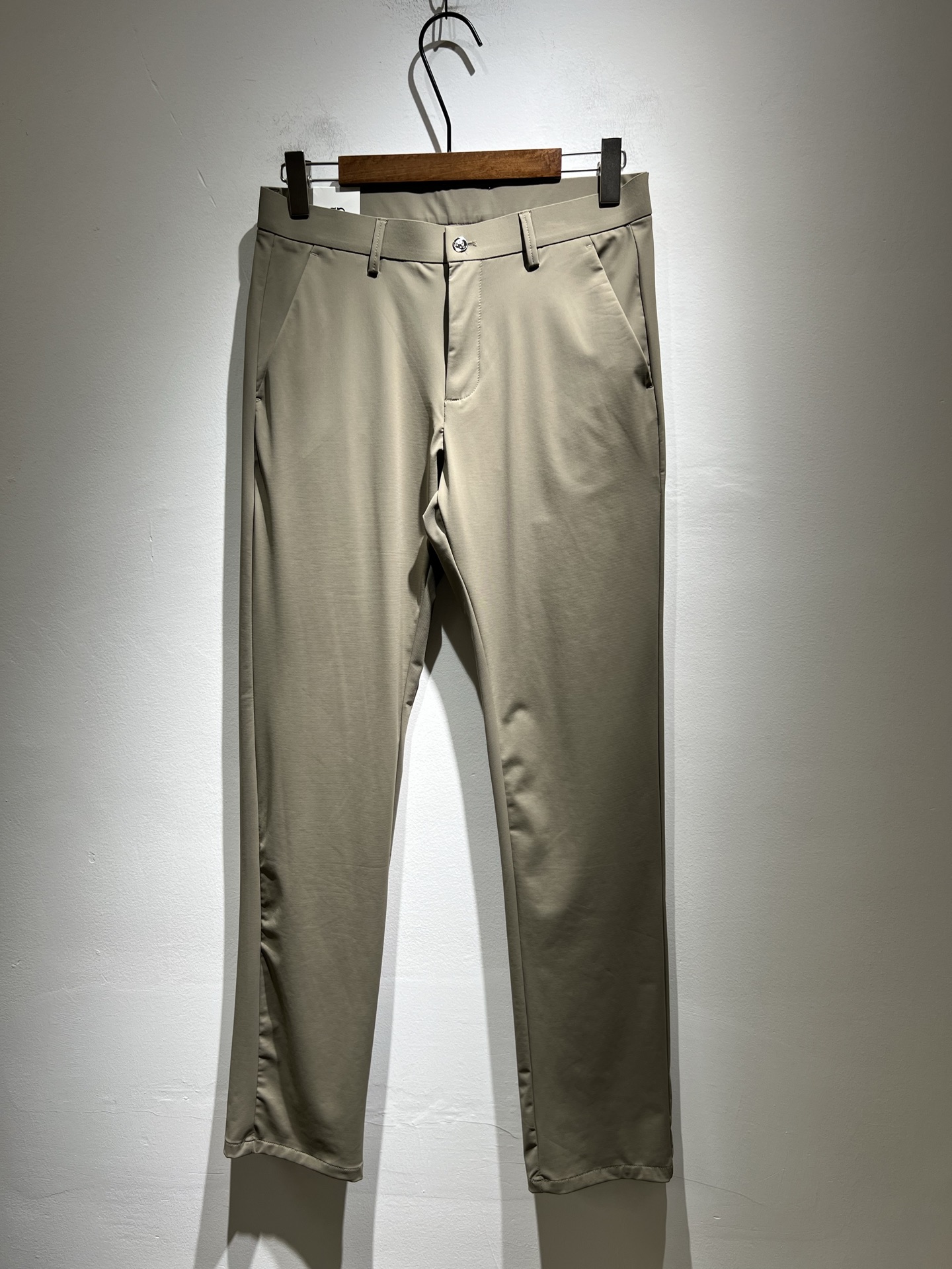 Ferraga*mo菲拉*慕2025春夏新款男款休闲小直筒西裤， 原单品...