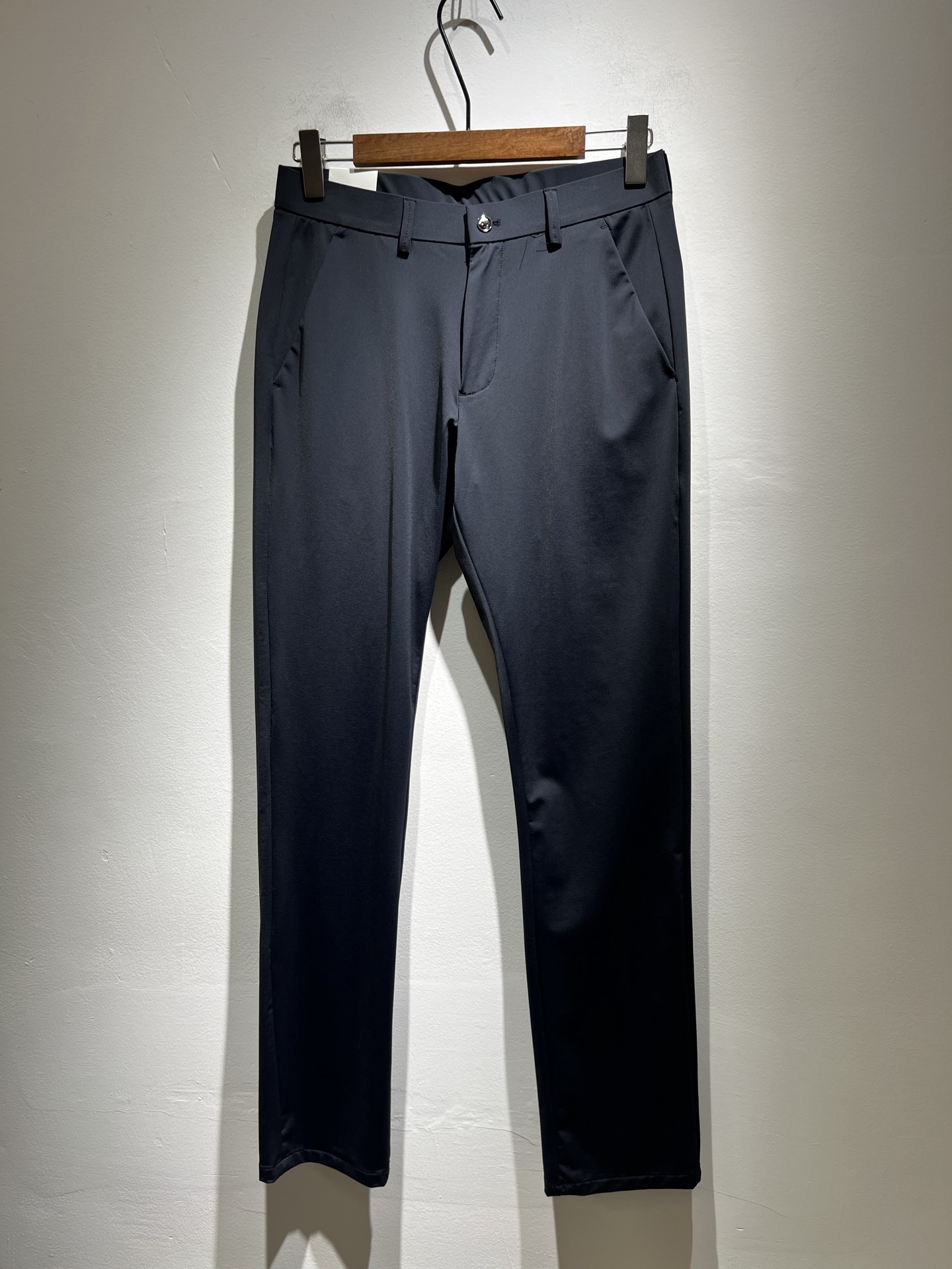 Ferraga*mo菲拉*慕2025春夏新款男款休闲小直筒西裤， 原单品...