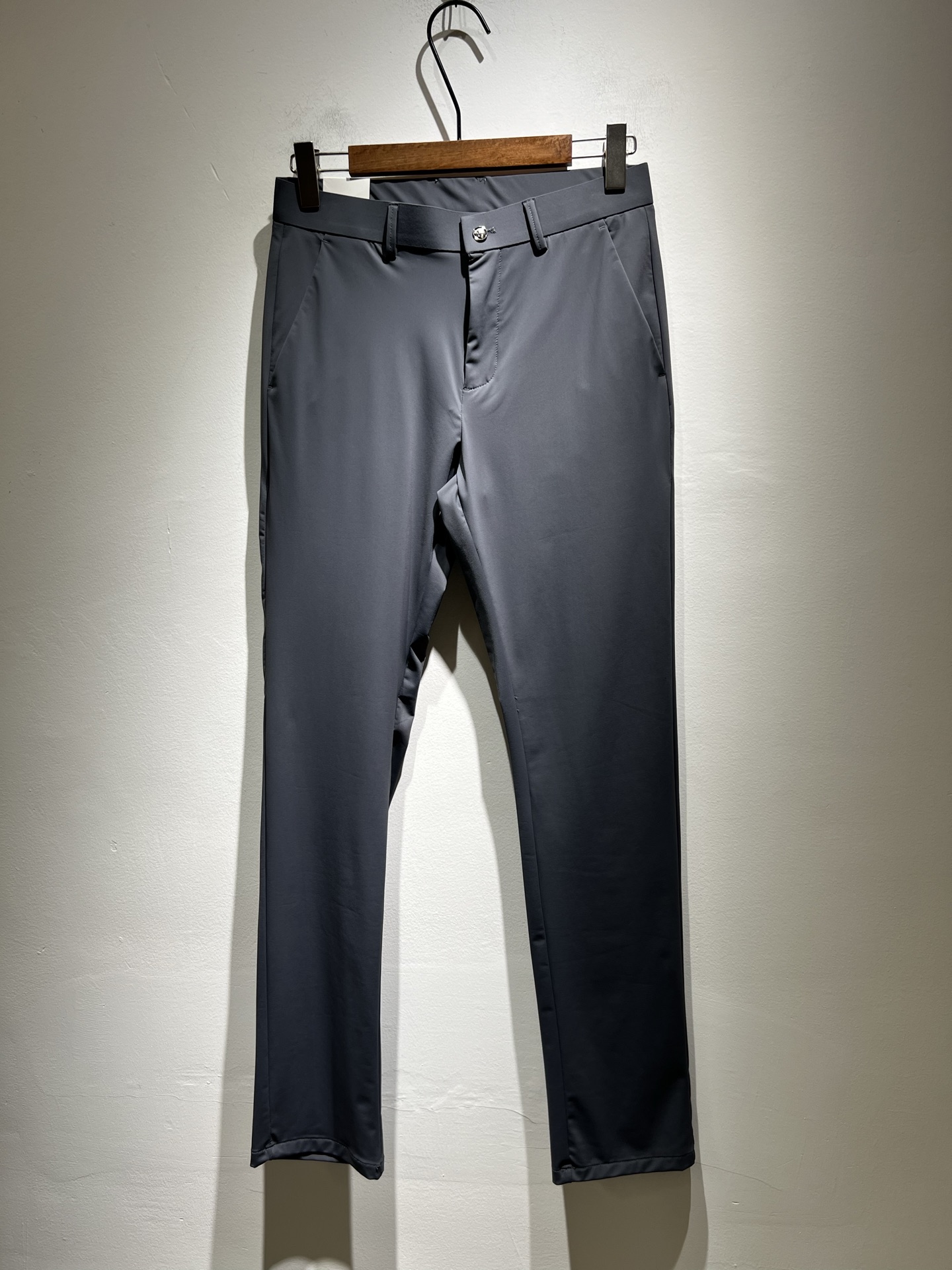 Ferraga*mo菲拉*慕2025春夏新款男款休闲小直筒西裤， 原单品...