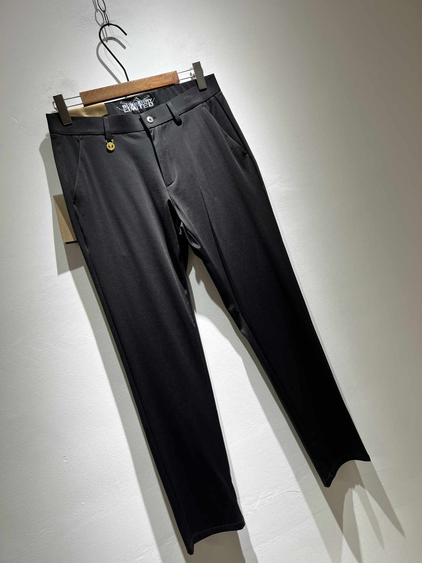 BURBERRY 2025春夏系列 男士休闲西裤服装,包,男 2