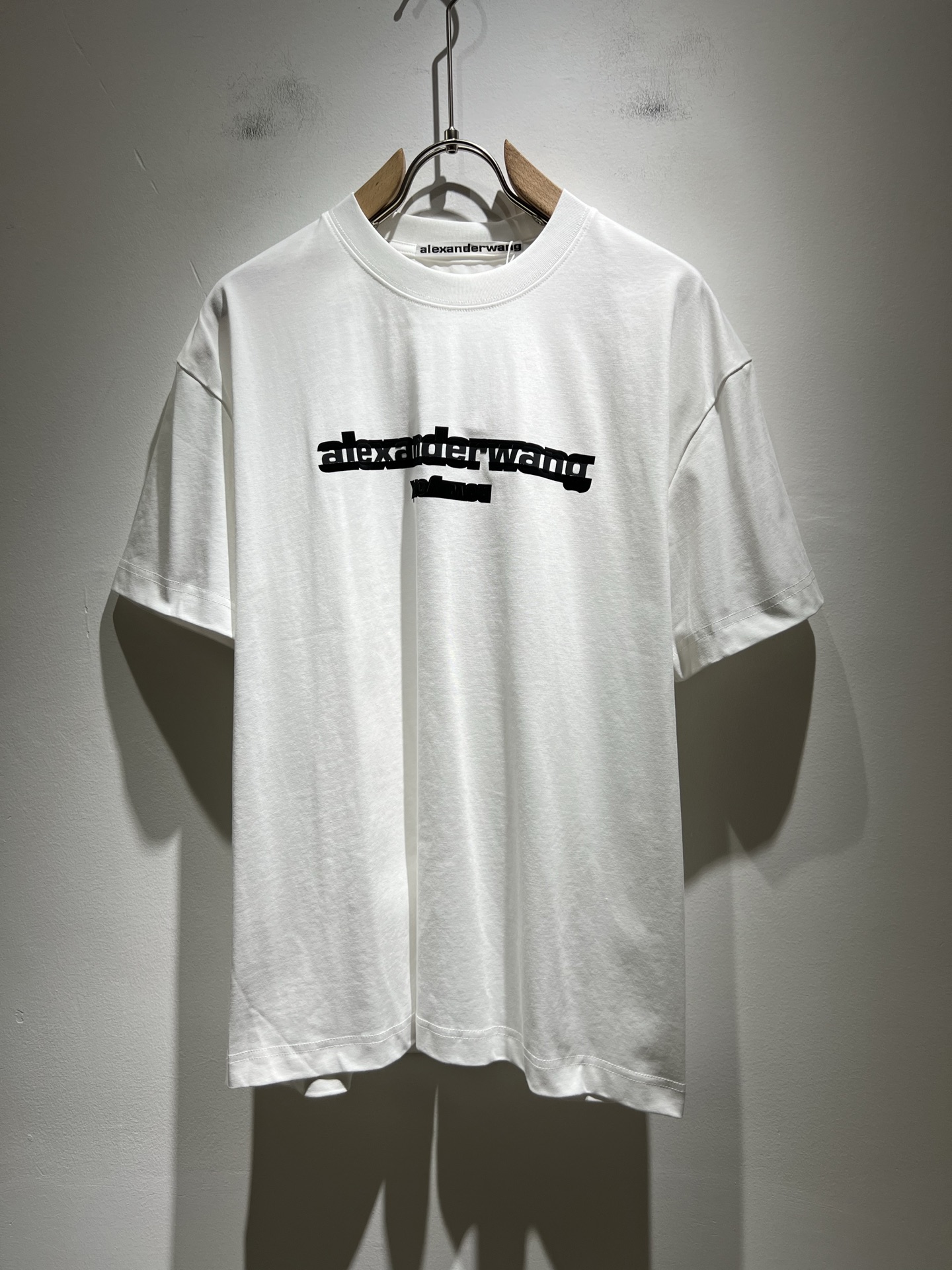 Alexander McQue*n亚历*大·麦昆2025春夏款男女同款👫短袖T恤。...