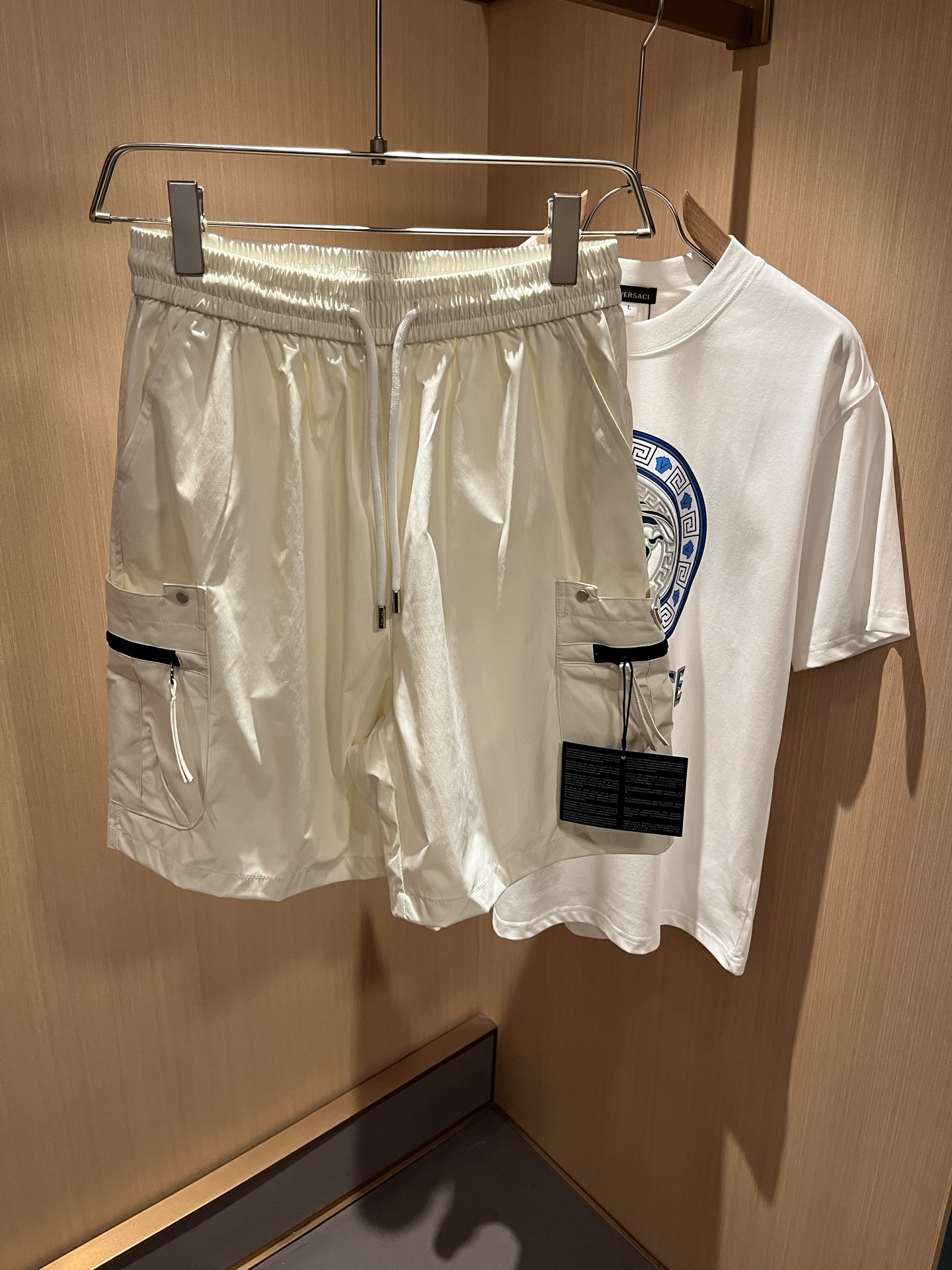 NO:508947,PRA*DA Pu*da 2025 spring and summer new men's casual shorts, a high-end quality choice... A versatile trousers that combine casual pants is also an indispensable matching tool in men's wardrobe. It is a classic style with practical wear!  The design style of the whole casual pants is simple and fashionable, which is very consistent with the low-luxury style setting, has excellent skin-friendly value, is easy to wear, and is full of detail!  Classic logo logo pattern hardware design!  This trousers are made of high-quality canvas cotton fabric. The fabric is comfortable, soft and delicate, and has a good vertical feeling. It looks very textured and has a high-end charm. The first-class and exquisite style cut, the line is delicate, smooth and neat, and the casual and casual pants look good no matter how you match it. If you like it, buy it now. Good products are not waiting for anyone!  Size M-3XL, prada, shorts, alexander wang19860909PRA*DA普*达 2025春夏新款男士休闲短裤,高端品质之选……一款休闲裤兼备的百搭裤装,也是男士衣橱里不可缺少的搭配神器,属于实穿型的经典款式！整条休闲裤的设计风格简洁时尚,非常符合低奢的风格设定,亲肤值优越,穿着方便,细节感十足！经典标识logo图案五金设计！此款裤装采用优质帆布棉面料打造而成,面料舒服,手感柔软细腻,有着很好的垂直感,看上去非常有质感,细品高级韵味十足.一流精湛的版型裁剪,走线细致平顺工整,休闲随意怎么搭配都好看的裤装,喜欢的赶紧入手吧,好货可不等人！尺码M-3XL,,prada,shorts,alexander wang,Men's clothing