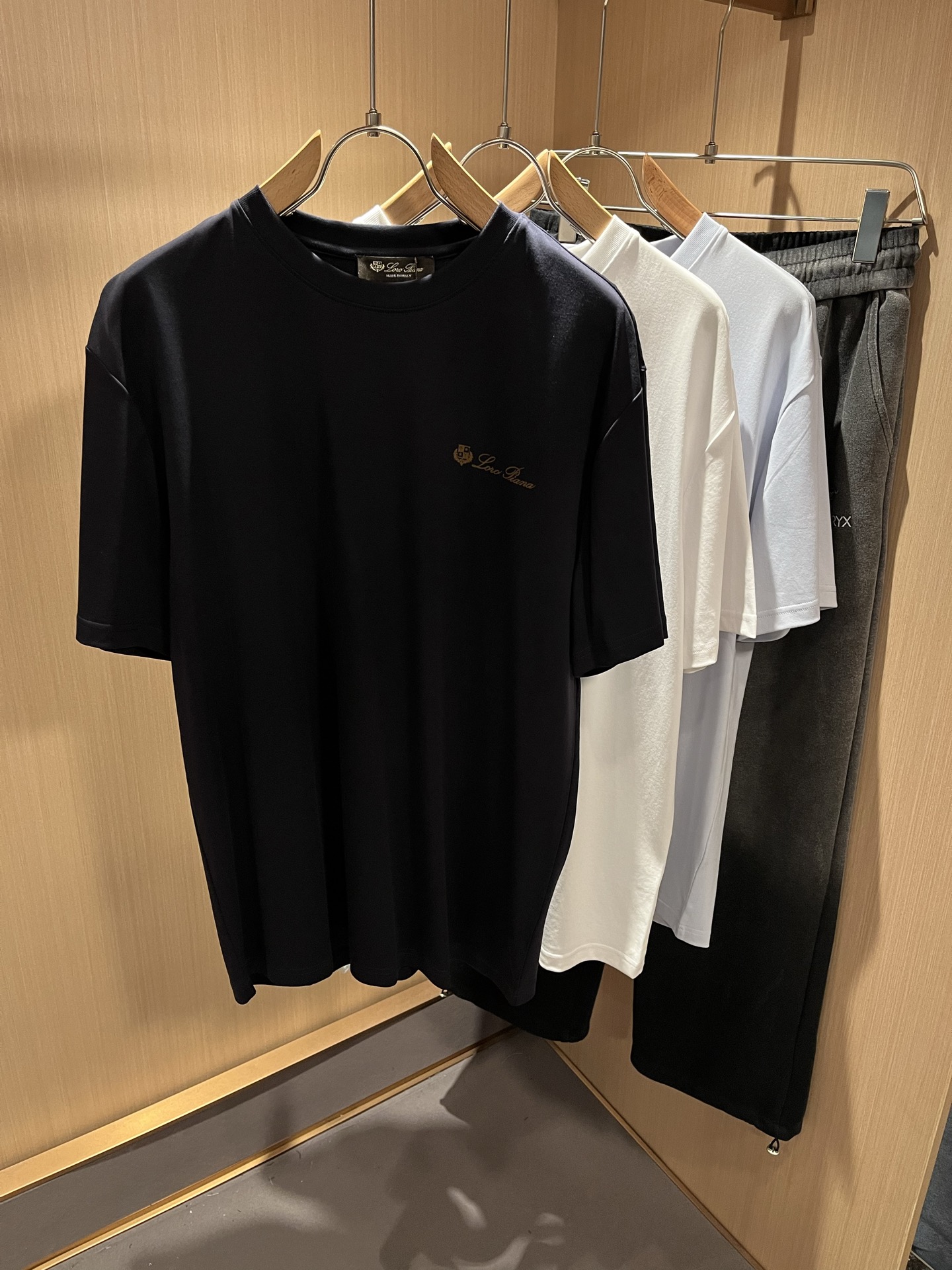 Loro Piana诺悠翩雅 2025春夏男士最新的贸易订单短袖T恤，全...