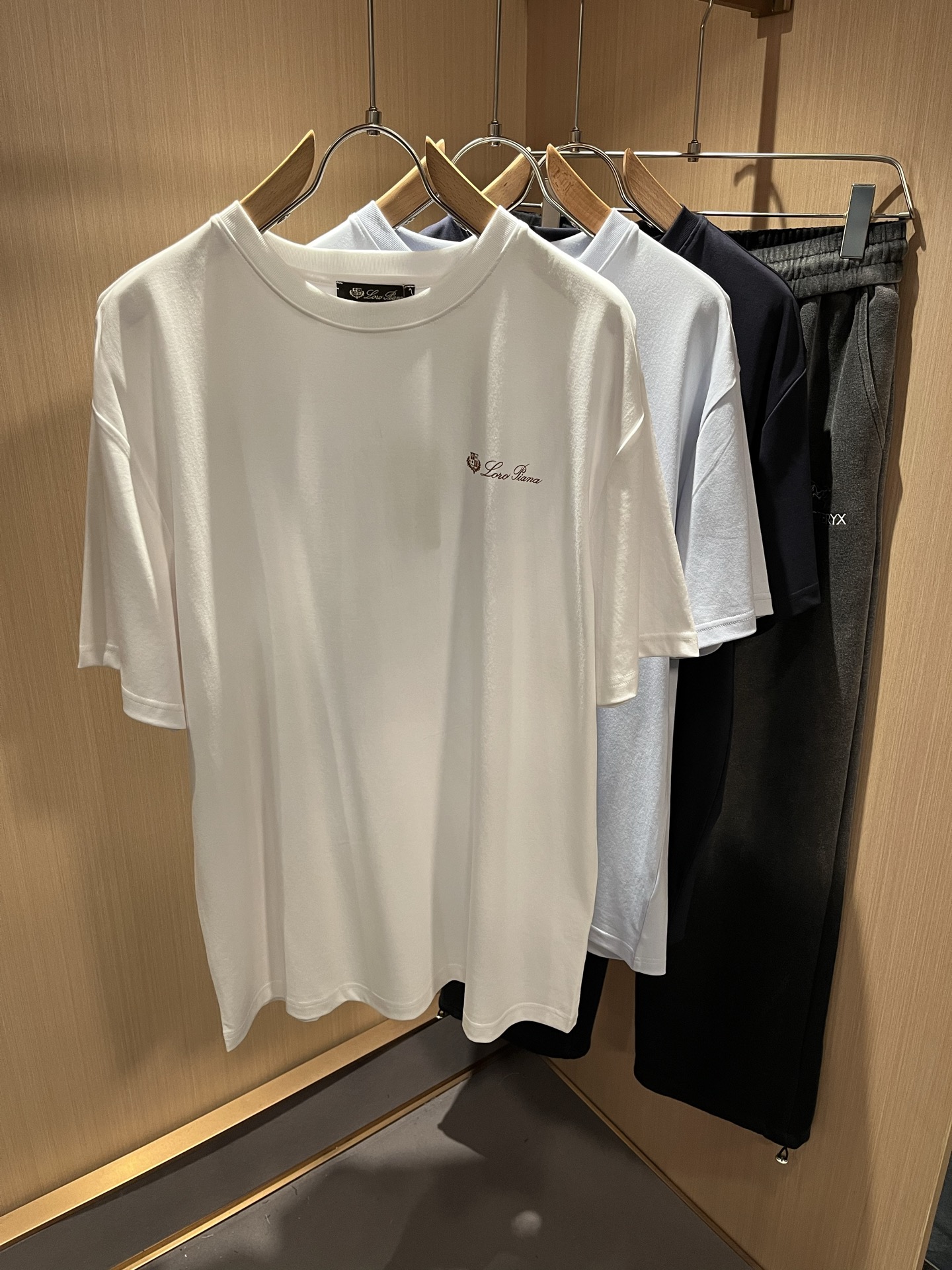 Loro Piana诺悠翩雅 2025春夏男士最新的贸易订单短袖T恤，全...