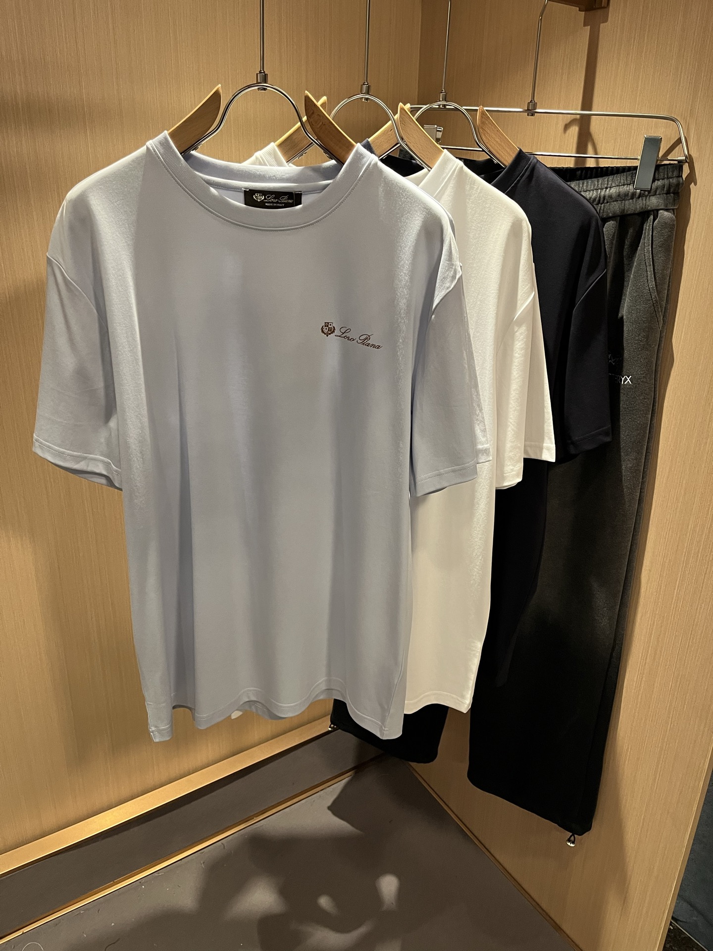 Loro Piana诺悠翩雅 2025春夏男士最新的贸易订单短袖T恤，全...