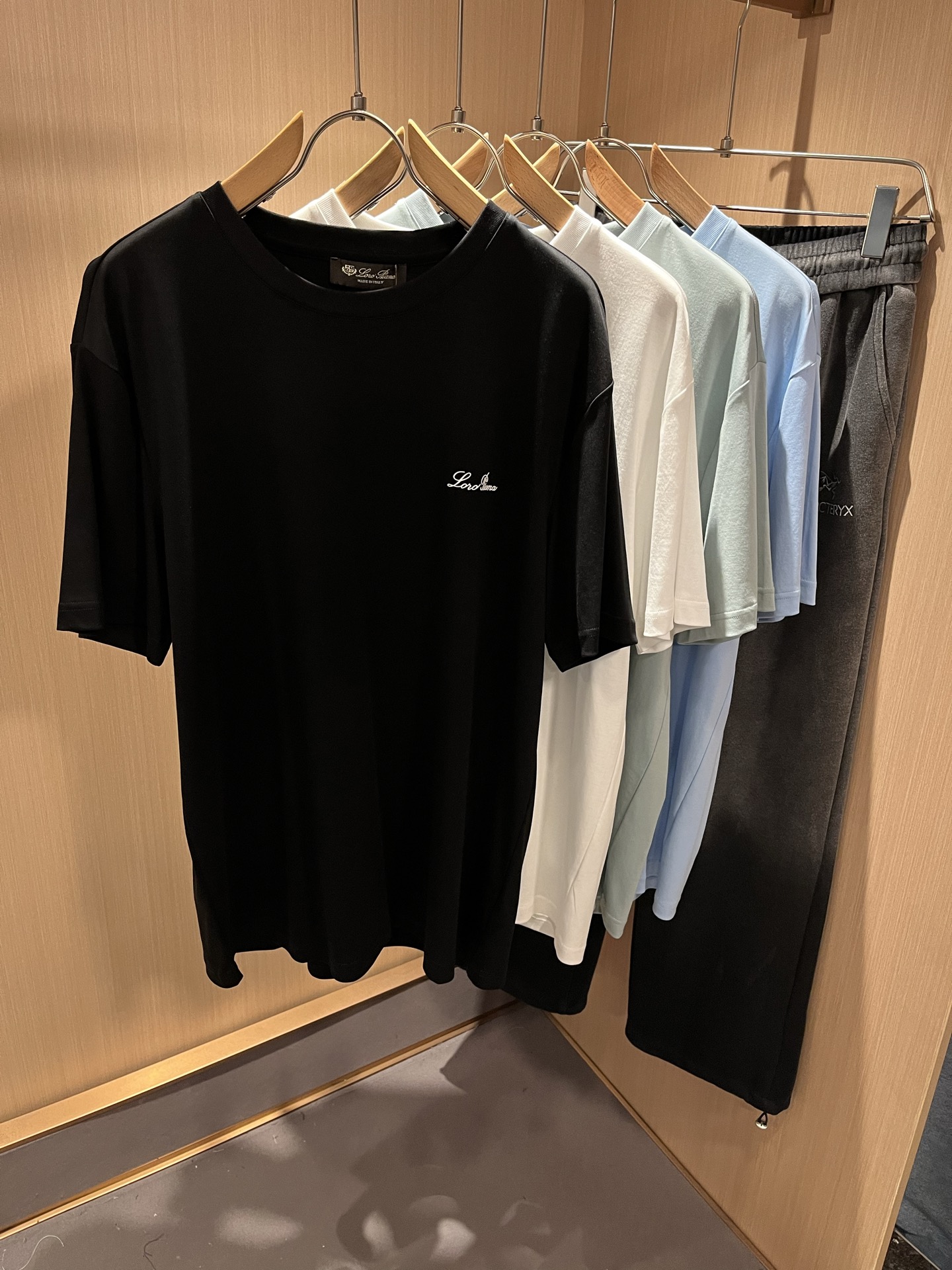 Loro Piana诺悠翩雅 2025春夏男士最新的贸易订单短袖T恤，全...