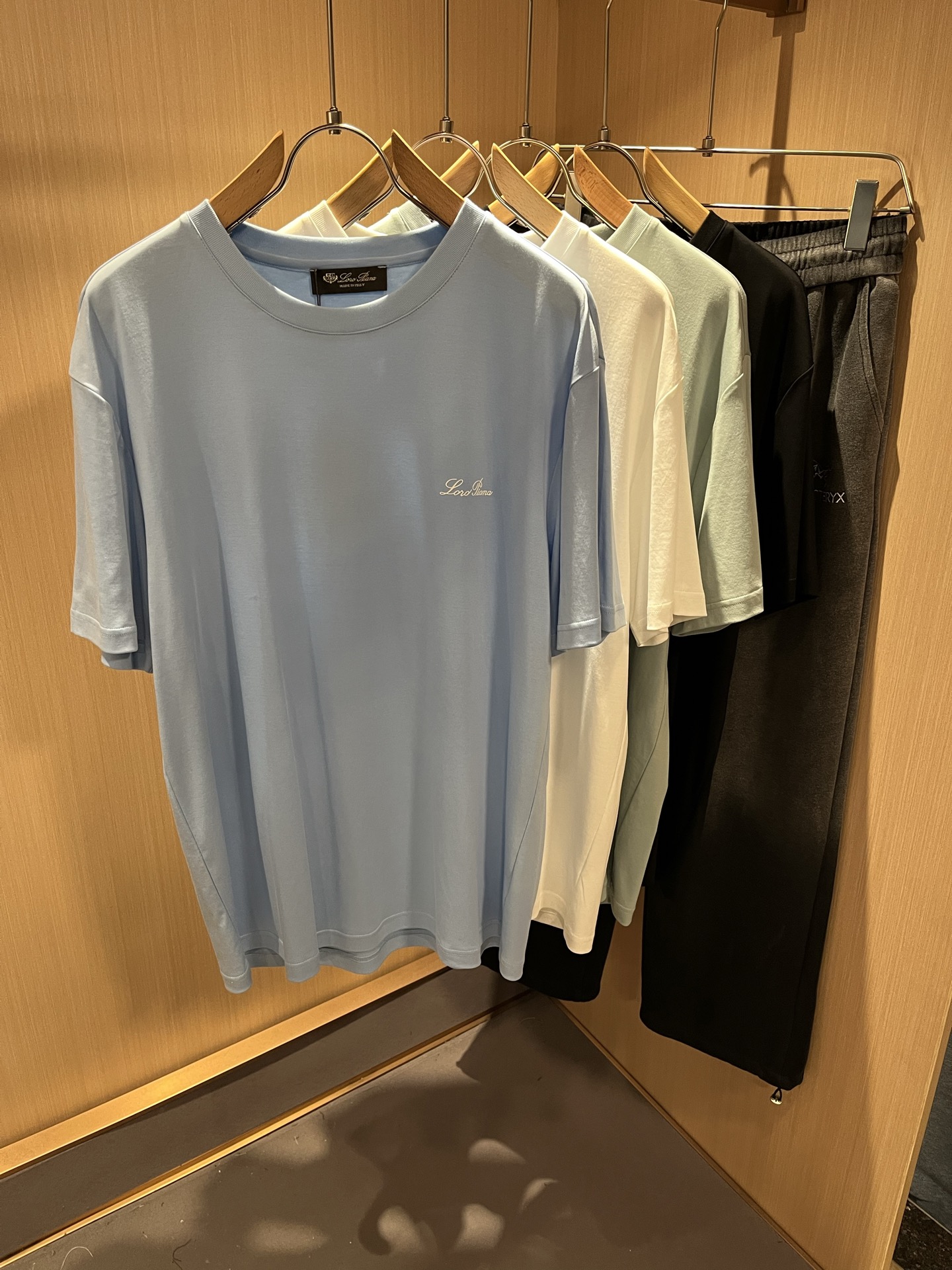 Loro Piana诺悠翩雅 2025春夏男士最新的贸易订单短袖T恤，全...