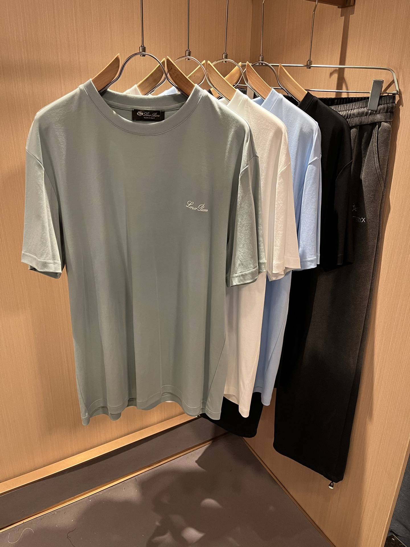 Loro Piana诺悠翩雅 2025春夏男士最新的贸易订单短袖T恤，全...