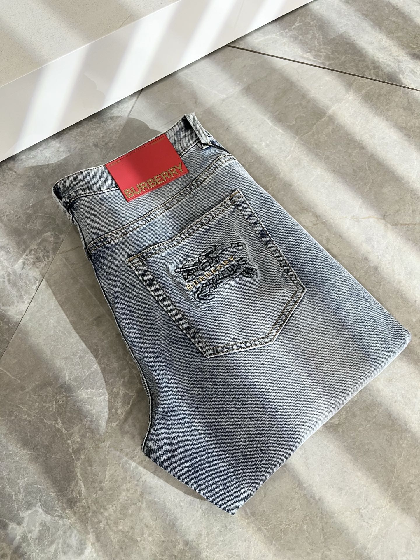 BURBER*Y巴*莉 2025春夏新品男士高端休闲百搭牛仔裤！对于BUR...