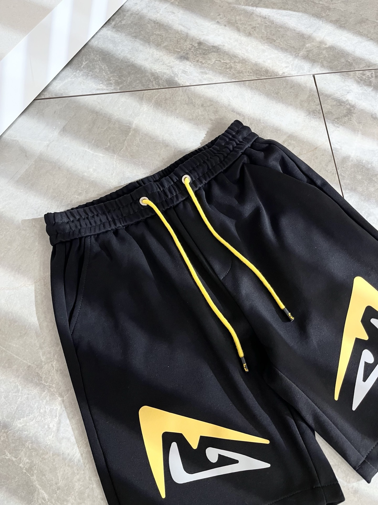 Fendi  休闲短裤服装 4