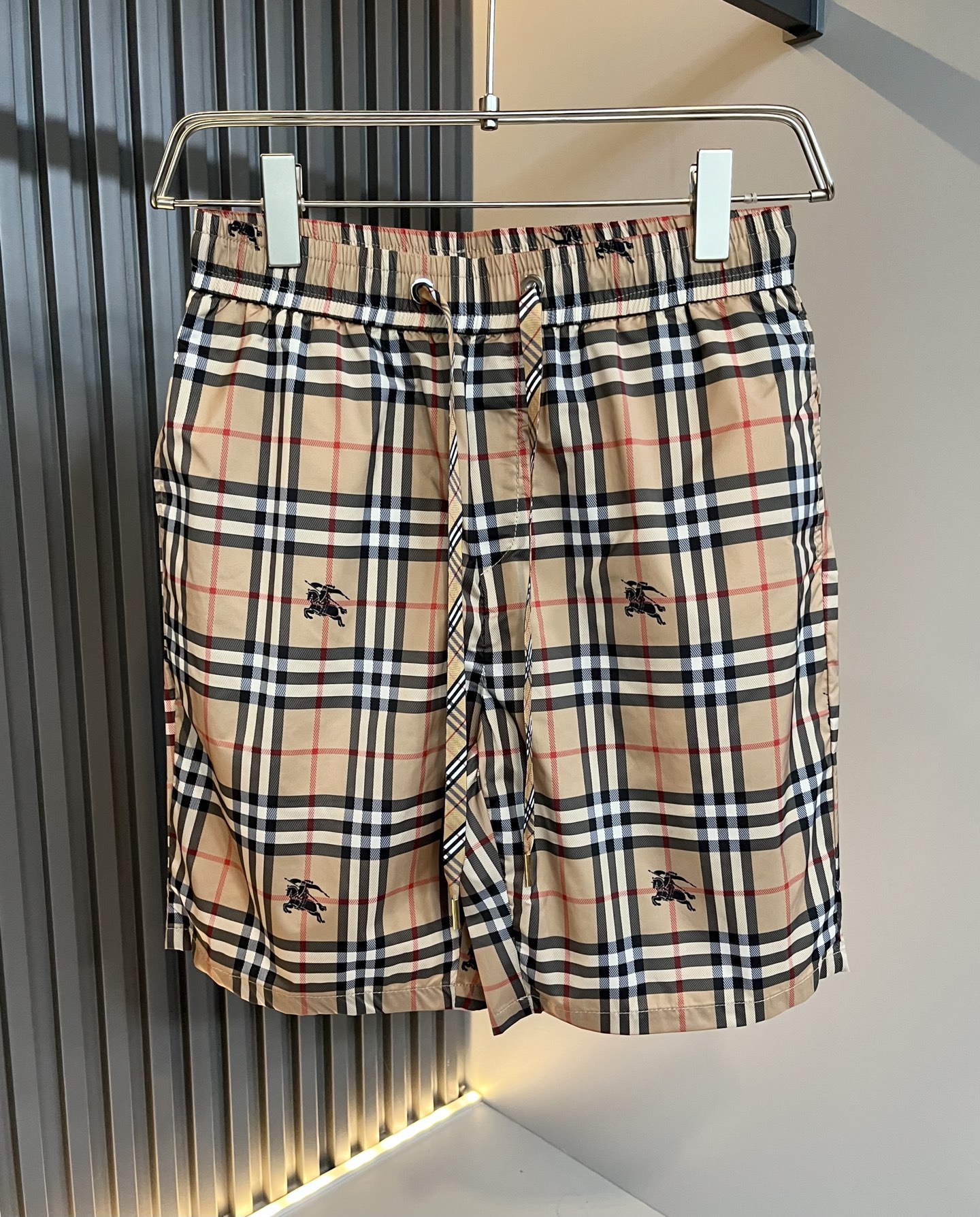 NO:426370,BURBER*Y Ba*li 2025 spring and summer new casual versatile men and women's same casual shorts!  Trading companies have sparse channels and are released on the official website at the same time!  Plaid logo pattern design!  This T-shirt is made of imported polyester fiber material. The materials used by B are still unscrupulous. It is very suitable for wearing in summer. It is skin-friendly and breathable, giving you the most comfortable and comfortable wearing experience!  Very textured and breathable, with a loose basic style cut, perfect for daily casual wear, so hurry up and buy it!  Size M-3XL, Burberry, shorts, tees, t-shirt, alexander wang19860909BURBER*Y巴*莉 2025春夏新款休闲百搭男女同款休闲短裤！贸易公司渠道稀出,同步官网发售！格子标识图案设计！此款T恤衫甄选客供进口聚酯纤维材质制作而成,B家的用料上依然是无法挑剔的,非常适合夏日里穿着,亲肤透气、给你最极致舒爽的穿着体验！ 非常有质感透气,基础宽松版型裁剪,日常休闲着穿的完美之选,还不赶紧入手！尺码M-3XL,,burberry,shorts,tees，t-shirt,alexander wang,Men's clothing