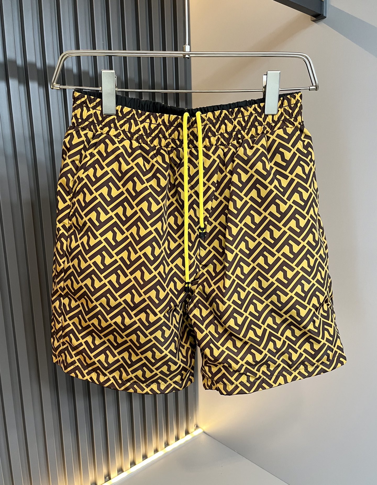 NO:426342,FEN*DI FEN*Die Double-sided wear!  2025 spring and summer new classic casual versatile drawstring shorts, trading company channel orders, FD early spring versatile casual shorts, trendy design among big brands, original exclusive pure cotton material for customer supply!  It has a wide feeling and will not soften and have a texture!  The wiring is neat and delicate, custom drawstrings at the waist, and a panoramic FF logo logo printing design!  Showing the brand’s accent, it is the most fashionable to wear any short sleeves at will. It is the first choice for spring and summer wardrobe and one of the must-have brands in fashion trendsetter wardrobe!  Very brand recognition!  And the creation of bright devil eyes is very eye-catching!  The drawstring design is very user-friendly, and the overall versatile and beautiful!  Size M-3XL, fendi, shorts, T-shirt, alexander wang19860909FEN*DI芬*迪 双面穿！2025春夏新款经典休闲百搭抽绳短裤,贸易公司渠道订单,FD早春百搭休闲短裤,大牌中的潮流设计,客供原版专属纯棉材质！自带挺阔感不会软塌有质感！走线工整细腻,腰部定制抽绳,全景FF标志logo印花设计！彰显品牌腔调,随意搭任何短袖都是最时尚的存在,春夏衣橱首选单品,时尚弄潮儿衣柜中必备品牌之一！非常具有品牌辨识度！且亮色恶魔眼的打造,十足吸睛！抽绳的设计非常人性化,整体百搭又好看！尺码M-3XL,,fendi,shorts,T-shirt,alexander wang,Men's clothing