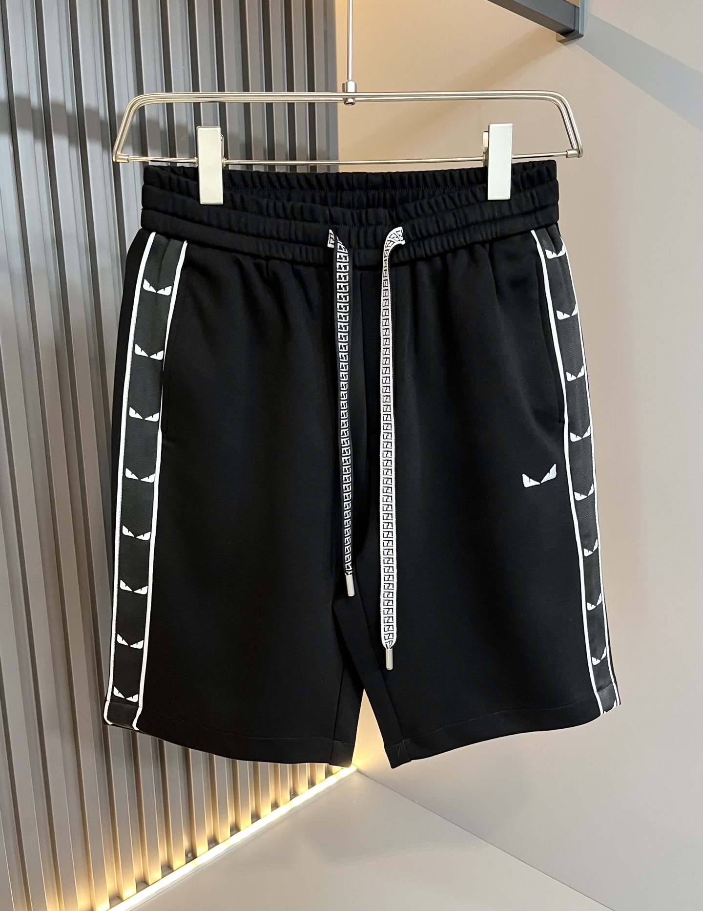 NO:426338,FEN*DI 2025 spring and summer new classic casual versatile drawstring casual shorts, trading company channel orders, FD versatile casual pants, trendy design among big brands, original exclusive pure cotton material for customer supply!  It has a wide feeling and will not soften and have a texture!  The wiring is neat and delicate, custom drawstrings at the waist, and trouser legs webbing logo embroidery design!  It is the most fashionable to wear any top, the first choice for autumn and winter wardrobe, and one of the must-have brands in fashion trendsetter wardrobe!  Very brand recognition!  And the creation of bright devil eyes is very eye-catching!  The drawstring design is very user-friendly, and the overall versatile and beautiful!  Size M-3XL, fendi, shorts, alexander wang19860909FEN*DI芬*迪 2025春夏新款经典休闲百搭抽绳休闲短裤,贸易公司渠道订单,FD百搭休闲裤,大牌中的潮流设计,客供原版专属纯棉材质！自带挺阔感不会软塌有质感！走线工整细腻,腰部定制抽绳,裤腿织带logo刺绣设计！随意搭任何上衣都是最时尚的存在,秋冬衣橱首选单品,时尚弄潮儿衣柜中必备品牌之一！非常具有品牌辨识度！且亮色恶魔眼的打造,十足吸睛！抽绳的设计非常人性化,整体百搭又好看！尺码M-3XL,,fendi,shorts,alexander wang,Men's clothing