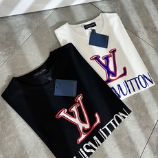 LouisVuitt*路易*登 2026春夏全新系列单品上线,非常时髦前卫的一款男女同款短袖T恤,标识l LouisVuitt*路易*登 2026春夏全新系列单品上线,非常时髦前卫的一款男女同款短袖T恤,标识l