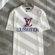 LouisVuitt*路易*登 2026春夏全新系列单品上线,非常时髦前卫的一款男女同款短袖T恤,标识l LouisVuitt*路易*登 2026春夏全新系列单品上线,非常时髦前卫的一款男女同款短袖T恤,标识l