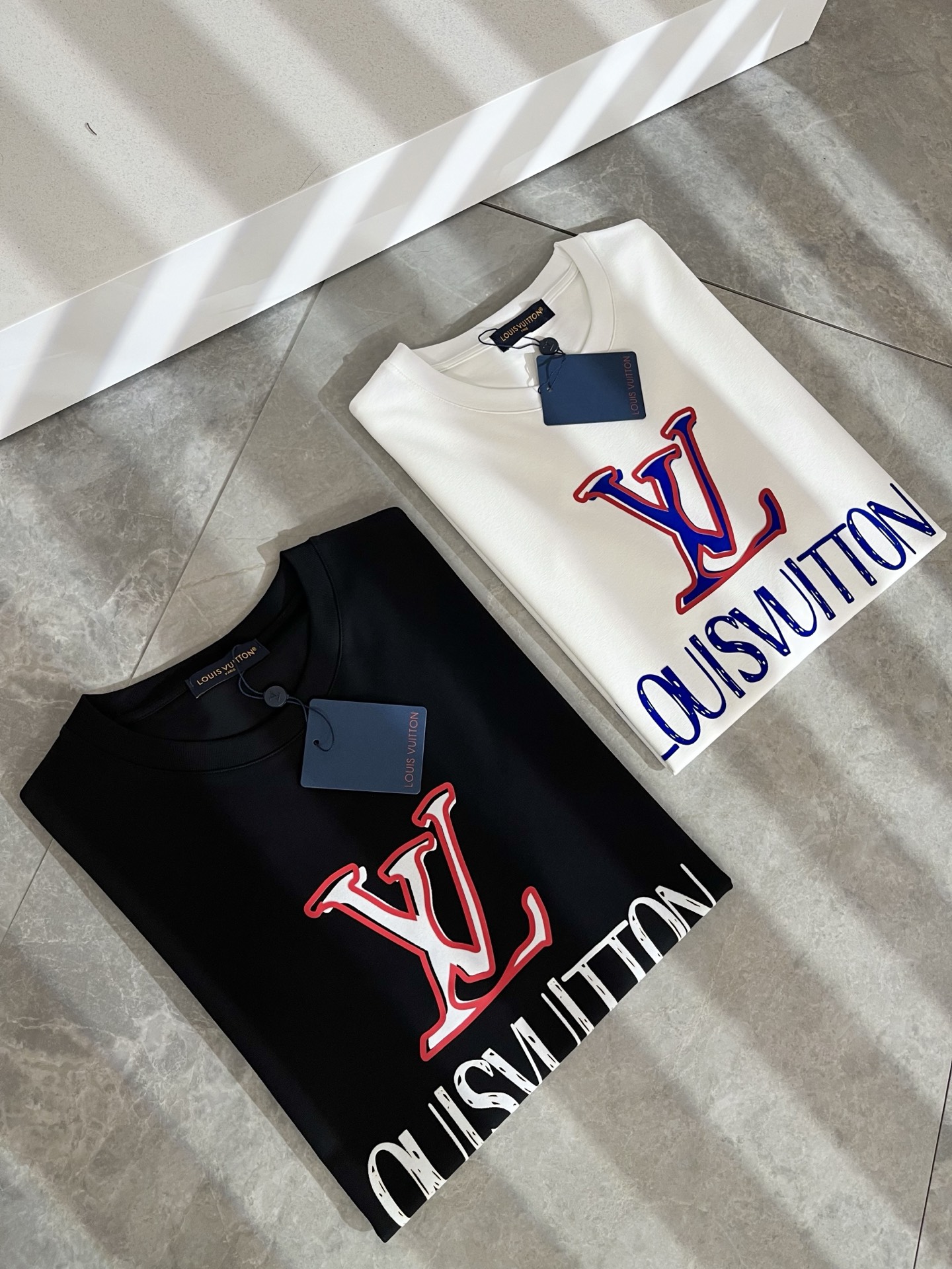 LouisVuitt*路易*登 2026春夏全新系列单品上线，非常时髦前卫的一款男女同款短袖T恤，标识l