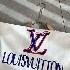 LouisVuitt*路易*登 2026春夏全新系列单品上线,非常时髦前卫的一款男女同款短袖T恤,标识l LouisVuitt*路易*登 2026春夏全新系列单品上线,非常时髦前卫的一款男女同款短袖T恤,标识l
