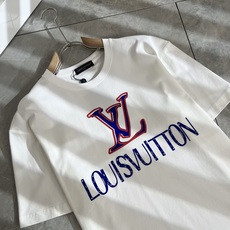 LouisVuitt*路易*登 2026春夏全新系列单品上线,非常时髦前卫的一款男女同款短袖T恤,标识l LouisVuitt*路易*登 2026春夏全新系列单品上线,非常时髦前卫的一款男女同款短袖T恤,标识l