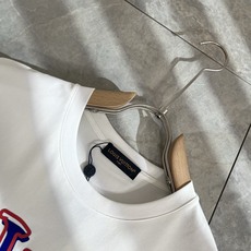 LouisVuitt*路易*登 2026春夏全新系列单品上线,非常时髦前卫的一款男女同款短袖T恤,标识l LouisVuitt*路易*登 2026春夏全新系列单品上线,非常时髦前卫的一款男女同款短袖T恤,标识l