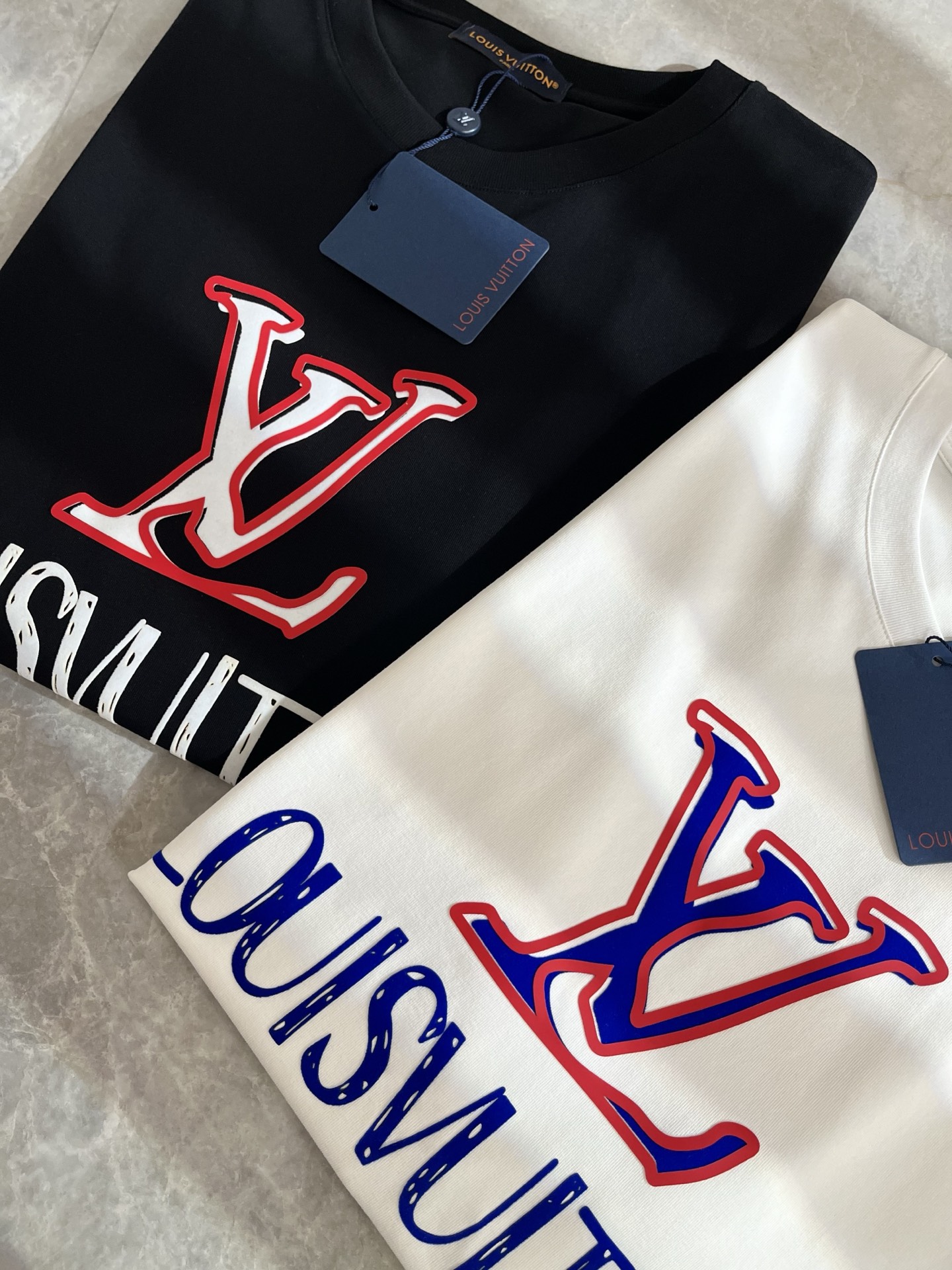 LouisVuitt*路易*登 2026春夏全新系列单品上线，非常时髦前卫的一款男女同款短袖T恤，标识l