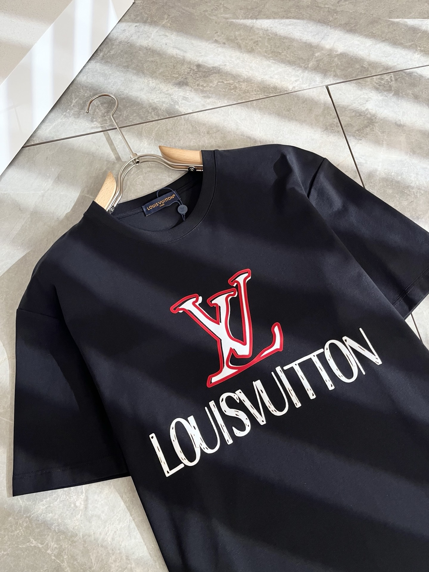 LouisVuitt*路易*登 2026春夏全新系列单品上线，非常时髦前卫的一款男女同款短袖T恤，标识l