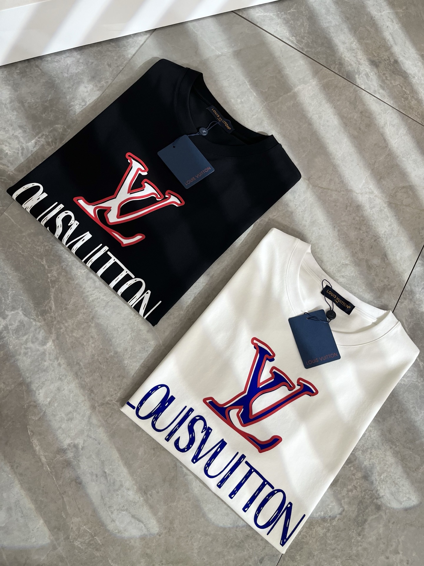 LouisVuitt*路易*登 2026春夏全新系列单品上线，非常时髦前卫的一款男女同款短袖T恤，标识l