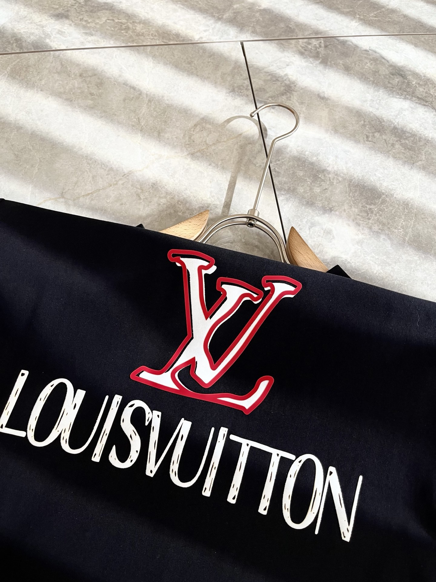 LouisVuitt*路易*登 2026春夏全新系列单品上线，非常时髦前卫的一款男女同款短袖T恤，标识l