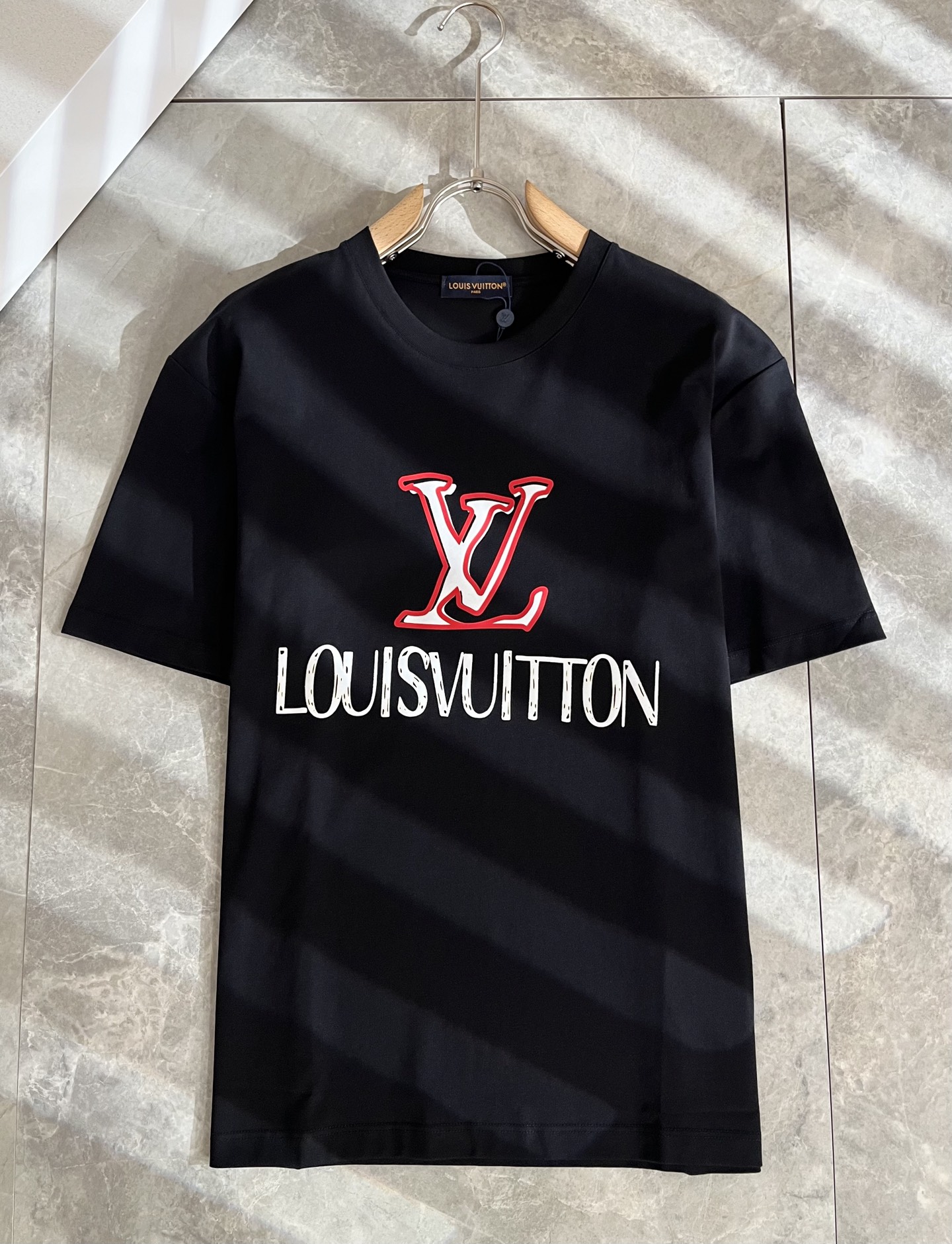 LouisVuitt*路易*登 2026春夏全新系列单品上线，非常时髦前卫的一款男女同款短袖T恤，标识l
