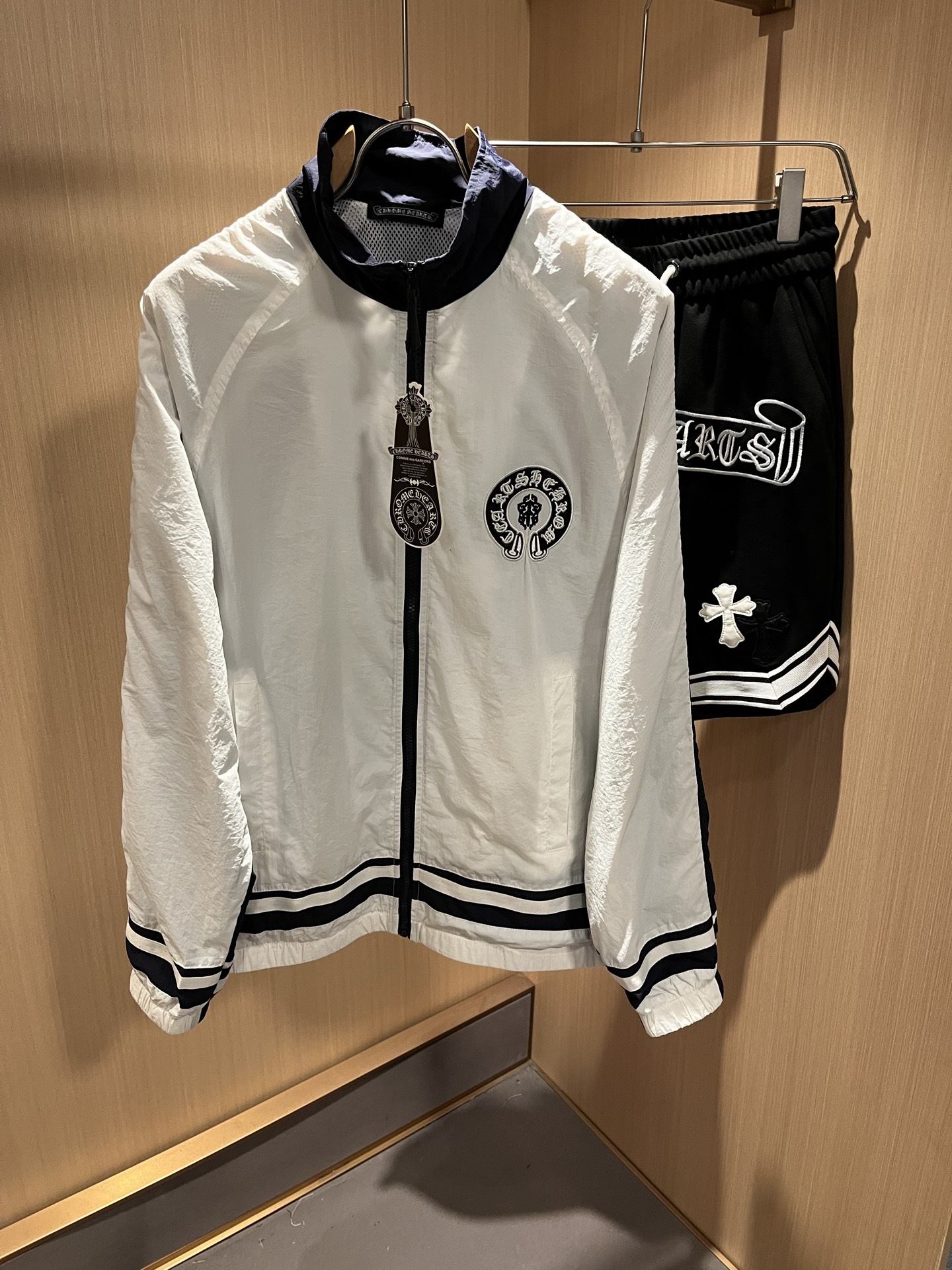 NO:428622,Coat Chrome Hear*s 2025 Spring and Summer New Products for Men and Women's Same Limited Edition Set, Recommended for Wall Cracked!  The fashionable and arrogant Chrome Hear*s is favored by the whole world. The 2025SS hits the stimulus version, the classic short-sleeved T-shirt, logo cross logo embroidery craft design!  Full of fashionable luxury style, exuding a charming sense of art!  Large and lazy, customer-supplied high-end exclusive polyester fiber material!  Super comfortable upper body!  Large oversized shoulder-falling!  Men and women are the same style!  Size M-3XL, Chrome hearts, jackets & coats, T-shirt, alexander wang19860909外套 Chrome Hear*s 克*心 2025春夏新品男女同款限量版套装,墙裂推荐！时尚傲娇的Chrome Hear*s,被全世界宠幸着.2025SS引爆款,经典克*心元素断绝短袖T,标志十字架logo刺绣工艺设计！充满了时尚的奢华风,散发着迷人的艺术感！宽大慵懒,客供高端专属聚酯纤维材质！上身超级舒适！大廓形大落肩！男女同款入！尺码M-3XL,,chrome hearts,jackets & coats,T-shirt,alexander wang,Men's clothing