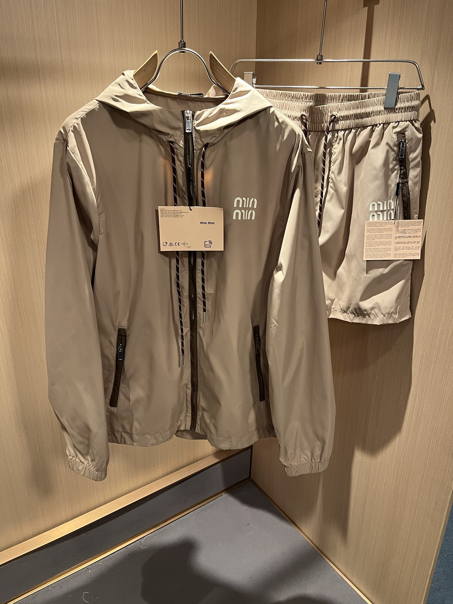 NO:428614,Jacket MIUMIU Misunderstanding 2025 Spring and Summer Classic New Casual Set!  Urban fashion and casual hooded style, ultra-thin fabric, super soft fabric, cool jacket. Fashionable and urban versatile style, a must-have artifact in summer, quick drying, quickly dehydrating and drying after washing, the upper body is breathable and fashionable and beautiful. The special fabrics are all ultra-thin polyester fiber fabrics imported from the UK, with a light luster, unique texture, soft and smooth feel, and excellent details. They are not a product that ordinary fabrics can compare with. Conventional hooded design, classic embroidery labeling, very charming design, the hem and cuffs are elastic and tight ties, and the inner seam edging process is very in place. It gives outdoor users full experience and perfect protection, allowing us to get closer to the challenges of nature. The minimalist seasonal design elements, a must-have item for trendy men and women, a perfect slim fit style, highly recommended!  Size M-3XL, miumiu, Moncler, jackets & coats, hats, alexander wang19860909外套 MIUMIU 谬谬 2025春夏经典新款休闲套装！都市时尚休闲连帽款 超薄面料超软面料帅酷爆外套.时尚都市百搭款款,夏季必备神器,速干衣,水洗后快速脱水干爽,上身透气而且时尚靓丽,特供面料都是英国进口的超薄聚酯纤维纤维面料,淡淡光泽,质感独特,手感柔嫩顺滑,细节出色 不是一般面料所能对比的产品.常规的连帽设计,饰经典蒙口刺绣贴标,非常极具魅力的设计,下摆及袖口钧为松紧束口 内缝包边工艺,细节非常到位.给户外使用者充分的体验和完善的保护,让我们更接近大自然的挑战,.极简当季的设计元素,潮男潮女必备单品,完美修身版型,强烈推荐！尺码M-3XL,,miumiu,Moncler,jackets & coats,hats,alexander wang,Men's clothing