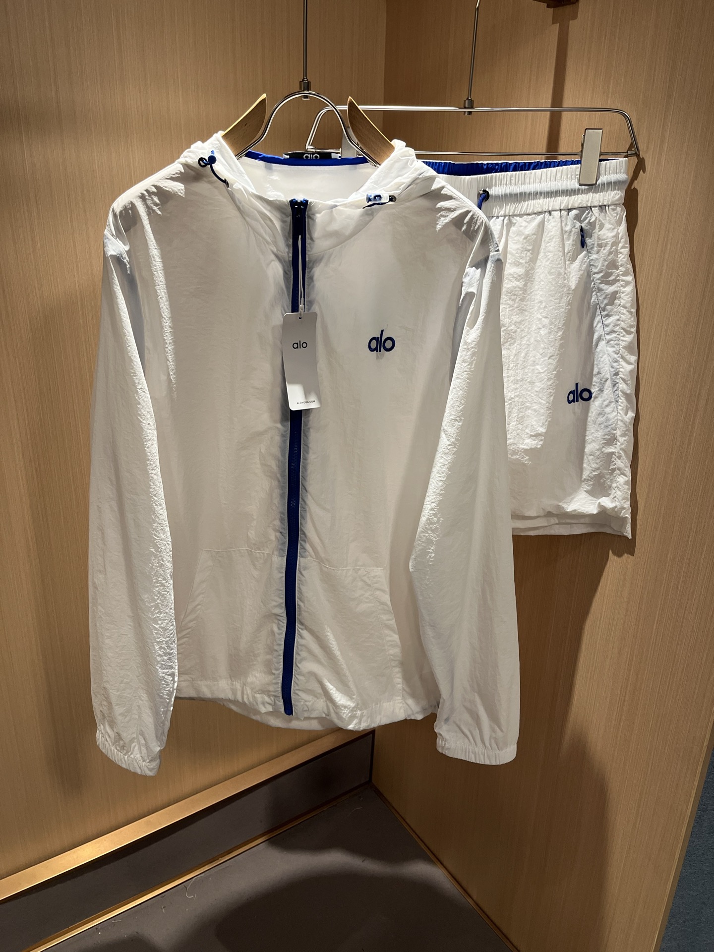 NO:428618,Jacket AIo 2025 Spring and Summer Classic New Casual Set!  Urban fashion and casual hooded style, ultra-thin fabric, super soft fabric, cool jacket. Fashionable and urban versatile style, a must-have artifact in summer, quick drying, quickly dehydrating and drying after washing, the upper body is breathable and fashionable and beautiful. The special fabrics are all ultra-thin polyester fiber fabrics imported from the UK, with a light luster, unique texture, soft and smooth feel, and excellent details. They are not a product that ordinary fabrics can compare with. Conventional hooded design, classic embroidery labeling, very charming design, the hem and cuffs are elastic and tight ties, and the inner seam edging process is very in place. It gives outdoor users full experience and perfect protection, allowing us to get closer to the challenges of nature. The minimalist seasonal design elements, a must-have item for trendy men and women, a perfect slim fit style, highly recommended!  Size M-3XL, Moncler, jackets & coats,hats,alexander wang19860909外套 AIo 2025春夏经典新款休闲套装！都市时尚休闲连帽款 超薄面料超软面料帅酷爆外套.时尚都市百搭款款,夏季必备神器,速干衣,水洗后快速脱水干爽,上身透气而且时尚靓丽,特供面料都是英国进口的超薄聚酯纤维纤维面料,淡淡光泽,质感独特,手感柔嫩顺滑,细节出色 不是一般面料所能对比的产品.常规的连帽设计,饰经典蒙口刺绣贴标,非常极具魅力的设计,下摆及袖口钧为松紧束口 内缝包边工艺,细节非常到位.给户外使用者充分的体验和完善的保护,让我们更接近大自然的挑战,.极简当季的设计元素,潮男潮女必备单品,完美修身版型,强烈推荐！尺码M-3XL,,Moncler,jackets & coats,hats,alexander wang,Men's clothing