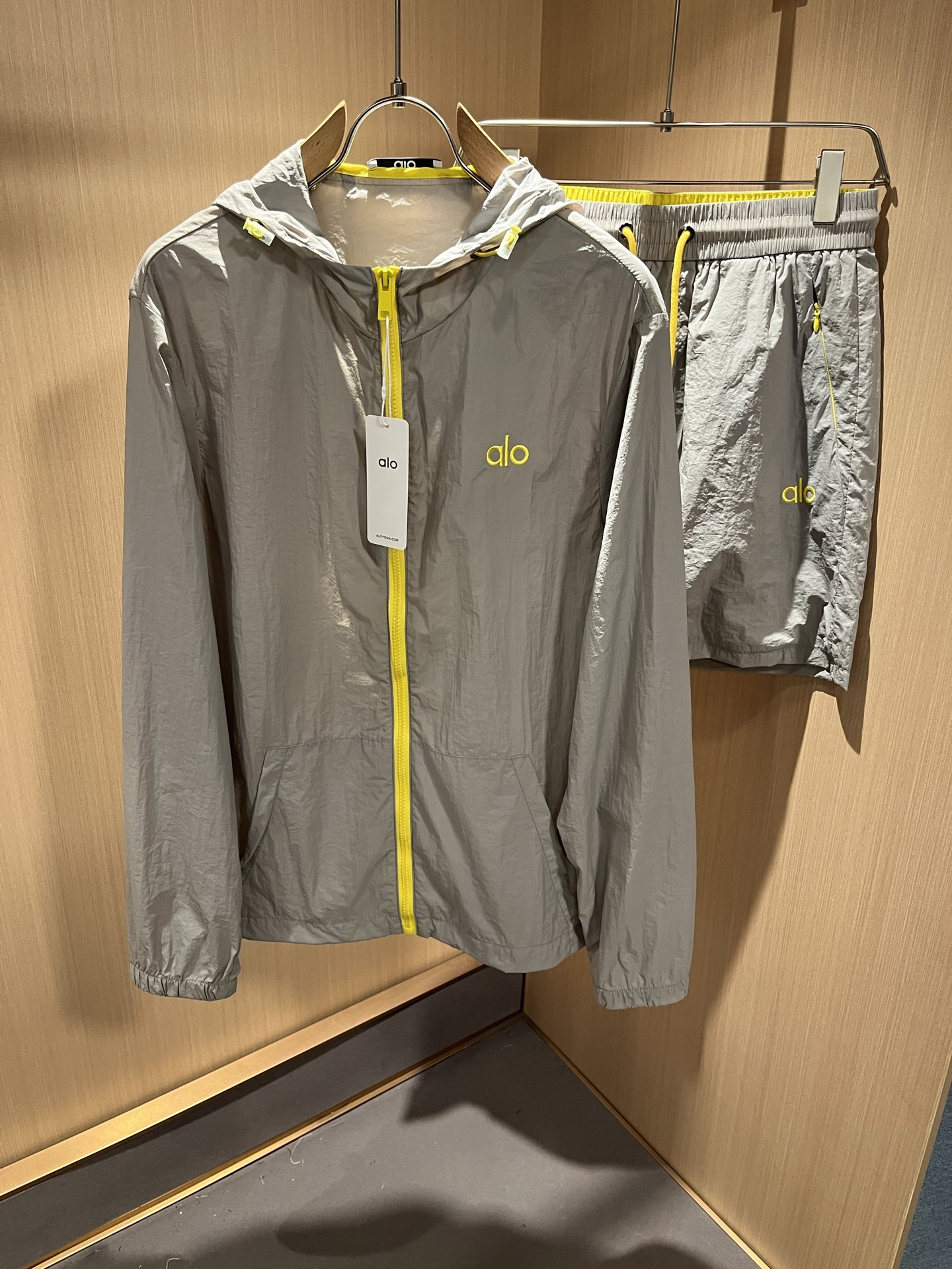 NO:428649,Jacket AIo 2025 Spring and Summer Classic New Casual Set!  Urban fashion and casual hooded style, ultra-thin fabric, super soft fabric, cool jacket. Fashionable and urban versatile style, a must-have artifact in summer, quick drying, quickly dehydrating and drying after washing, the upper body is breathable and fashionable and beautiful. The special fabrics are all ultra-thin polyester fiber fabrics imported from the UK, with a light luster, unique texture, soft and smooth feel, and excellent details. They are not a product that ordinary fabrics can compare with. Conventional hooded design, classic embroidery labeling, very charming design, the hem and cuffs are elastic and tight ties, and the inner seam edging process is very in place. It gives outdoor users full experience and perfect protection, allowing us to get closer to the challenges of nature. The minimalist seasonal design elements, a must-have item for trendy men and women, a perfect slim fit style, highly recommended!  Size M-3XL, Moncler, jackets & coats,hats,alexander wang19860909外套 AIo 2025春夏经典新款休闲套装！都市时尚休闲连帽款 超薄面料超软面料帅酷爆外套.时尚都市百搭款款,夏季必备神器,速干衣,水洗后快速脱水干爽,上身透气而且时尚靓丽,特供面料都是英国进口的超薄聚酯纤维纤维面料,淡淡光泽,质感独特,手感柔嫩顺滑,细节出色 不是一般面料所能对比的产品.常规的连帽设计,饰经典蒙口刺绣贴标,非常极具魅力的设计,下摆及袖口钧为松紧束口 内缝包边工艺,细节非常到位.给户外使用者充分的体验和完善的保护,让我们更接近大自然的挑战,.极简当季的设计元素,潮男潮女必备单品,完美修身版型,强烈推荐！尺码M-3XL,,Moncler,jackets & coats,hats,alexander wang,Men's clothing