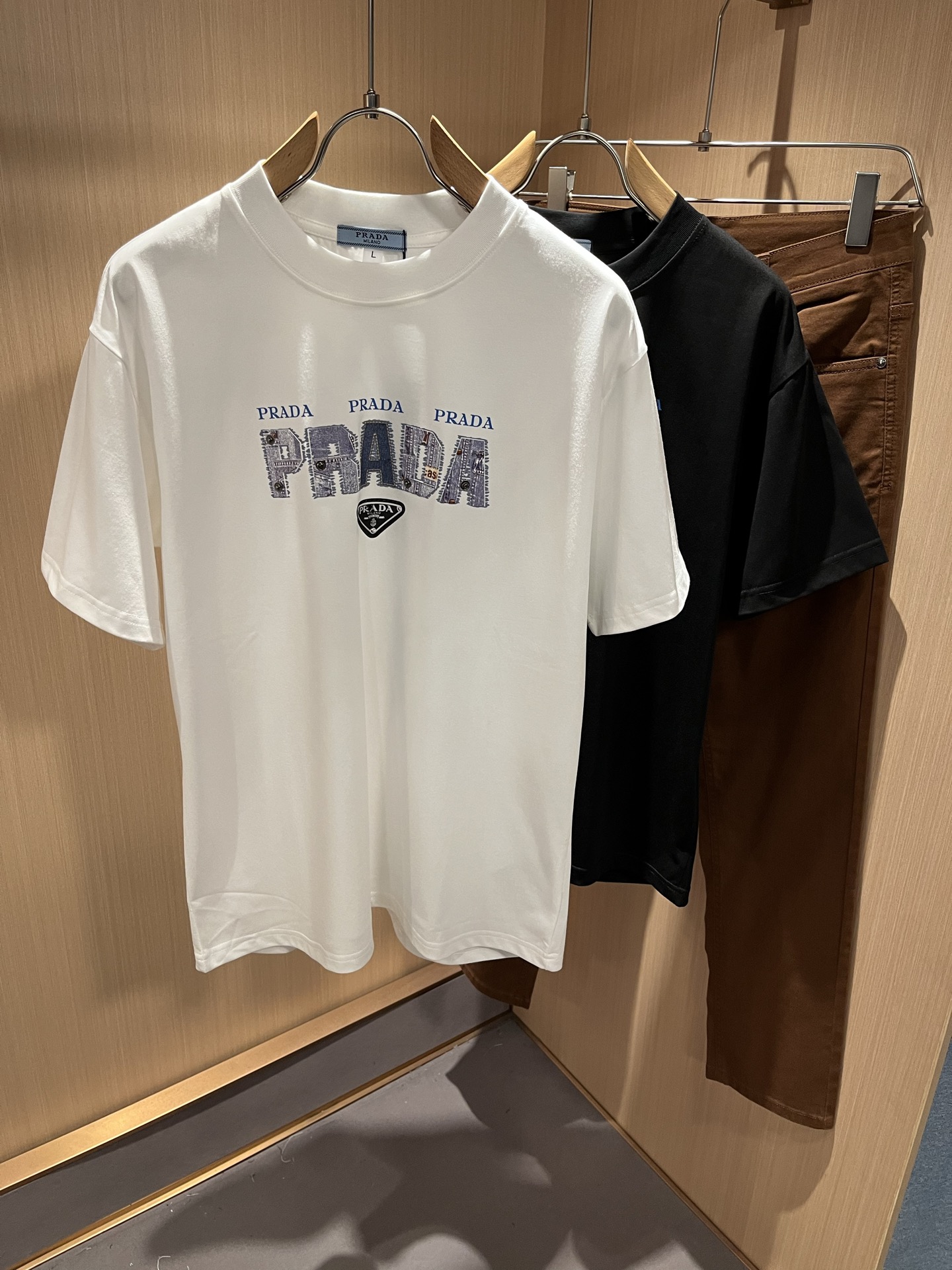 NO:411623,PRAD*A Pu*da 2025 spring and summer new short-sleeved T-shirt for men and women, the latest model is exclusively available on the entire network!  !  ~ It is classic and fashionable and versatile, who doesn’t like it? It will show the classic again. It is very pleasing to the eye and comes with a low luxury halo and recognition!  Pr*da's traditional brand concept and modern advanced technology are perfectly combined. Coupled with the extremely modern and simple design, P's exclusive logo pattern glue pressing design!  Customized 100% imported pure cotton fabric!  The texture of this model is quite touching, the specifications and grades are known with tentacles. The degree of delicateness and breathability are top-notch!  Size M-4XL, prada, T-shirt,tees, t-shirt,alexander wang19860909PRAD*A普*达2025春夏新款男女同款短袖T恤,最新款全网独家首上！！~既经典有时尚百搭,谁不爱啊,将经典再次展现,非常的耐看,自带低奢光环与辨识度！Pr*da传统的品牌理念和现代化的先进技术进行了完美结合.加上极其现代摩登风范的简约设计,p家专属logo图案压胶设计！定制百分百进口纯棉面料！此款的质感相当感人 触手便知规格档次 细腻程度与透气效果堪称顶级！尺码M-4XL,,prada,T-shirt,tees，t-shirt,alexander wang,Men's clothing