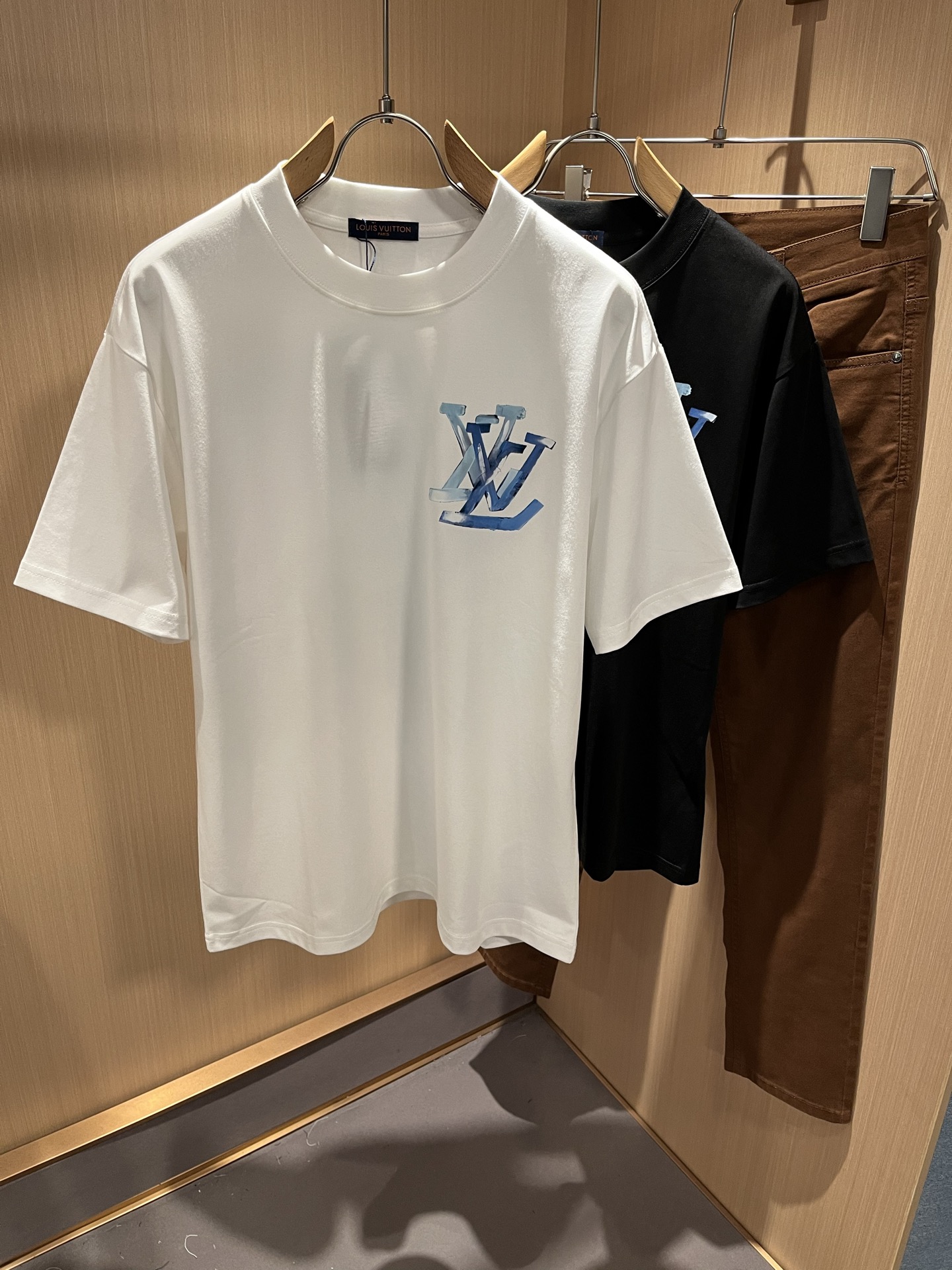 NO:411637,LouisVuitt*Louis*Deng The new series of spring and summer 2025 products are launched, a very fashionable and avant-garde short-sleeved T-shirt for men and women, with logo logo pattern printed iron diamond decoration!  Different from the past, it declares the design concept that has been passed down for many years in the brand!  Its eye-catchingness is no less than any classic style, perfectly presenting the fashionable, high-end and luxurious feeling in front of the world!  Made of imported cotton materials, selected high-quality pure cotton fabrics, soft and soft to the touch, the real thing is definitely beyond your imagination, close to the body and breathable, even if you sweat profusely, you will not feel greasy or stuffy, and will bring sweating and moisture absorption to the extreme!  Size M-4XL, louis vuitton,louis vuitton,t-shirt,tees,t-shirt,alexander wang19860909LouisVuitt*路易*登 2025春夏全新系列单品上线,非常时髦前卫的一款男女同款短袖T恤,标识logo图案印花烫钻修饰！区别于以往的不同,宣示品牌传承多年的设计理念！其吸睛度完全不亚于任何经典款式,将时髦高级感与奢华感完美呈现在世人眼前！客供进口全棉材质制成,精选优质纯棉面料,触感软糯亲肤细腻,实物到手绝对超乎你的想象,贴身无比舒适透气,即便是汗流浃背也不会有腻身及闷热感可言,将排汗吸湿性发挥到了极致！尺码M-4XL,,louis vuitton,louis vuitton,T-shirt,tees，t-shirt,alexander wang,Men's clothing