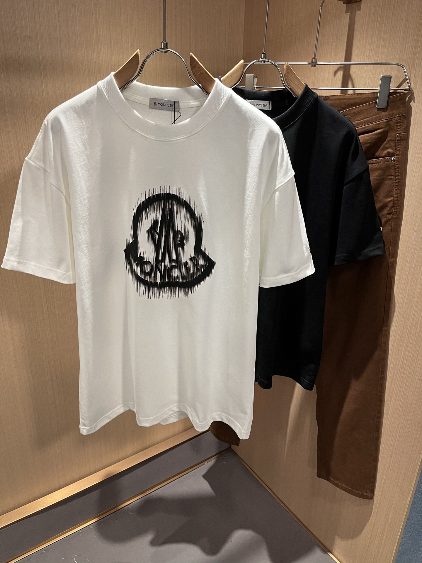 NO:411629,Moncler Mengjia 2025 Spring and Summer Latest Men and Women's Same Trade Order Short-sleeved T-shirt, Full Quality!  !  Internet celebrity style!  Designed with logo pattern!  The upper body is comfortable and breathable, not stiff, and the overall three-dimensional feeling is rich. Quality export orders, customized exclusive pure cotton fabric tailoring to meet the simple needs of commuters for dressing. The upper body is very effective, slim and not picky about the figure. The fabric workmanship... Improper, only good craftsmanship can make you feel good and tasteful. A must-have item for everyone!  Size M-3XL, T-shirt,tees,t-shirt,alexander wang19860909Moncler蒙家 2025春夏最新男女同款贸易订单短袖T恤,全品相！！网红款！采用logo图案印花设计！上身舒适透气,不僵硬,整体有着丰富的立体感,品质出口订单,定制专属纯棉面料剪裁,满足通勤人们对于着装的简约需求,上身效果很好,显瘦,不挑剔身材.面料做工....无可挑剔,好工艺好面料才能穿出好品味一款,人手必备单品！尺码M-3XL,,T-shirt,tees，t-shirt,alexander wang,Men's clothing