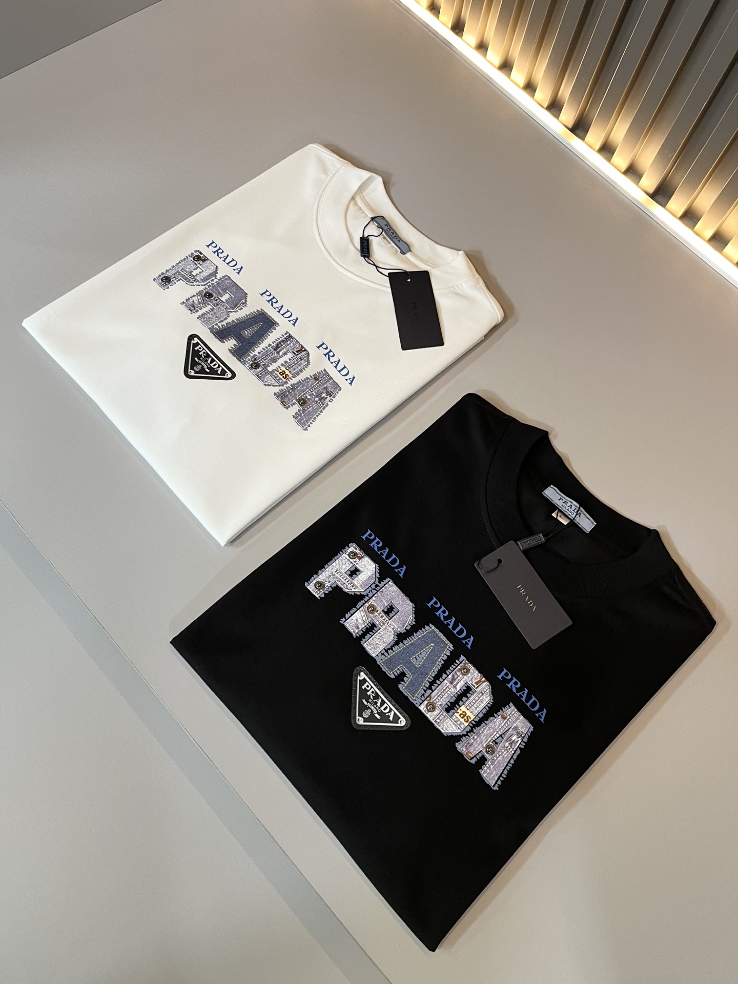 NO:442278,PRAD*A Pu*da 2025 spring and summer new short-sleeved T-shirt for men and women, the latest model is exclusively available on the entire network!  !  ~ It is classic and fashionable and versatile, who doesn’t like it? It will show the classic again. It is very pleasing to the eye and comes with a low luxury halo and recognition!  Pr*da's traditional brand concept and modern advanced technology are perfectly combined. Coupled with the extremely modern and simple design, P's exclusive logo pattern glue pressing design!  Customized 100% imported pure cotton fabric!  The texture of this model is quite touching, the specifications and grades are known with tentacles. The degree of delicateness and breathability are top-notch!  Size M-4XL, prada, T-shirt,tees, t-shirt,alexander wang19860909PRAD*A普*达2025春夏新款男女同款短袖T恤,最新款全网独家首上！！~既经典有时尚百搭,谁不爱啊,将经典再次展现,非常的耐看,自带低奢光环与辨识度！Pr*da传统的品牌理念和现代化的先进技术进行了完美结合.加上极其现代摩登风范的简约设计,p家专属logo图案压胶设计！定制百分百进口纯棉面料！此款的质感相当感人 触手便知规格档次 细腻程度与透气效果堪称顶级！尺码M-4XL,,prada,T-shirt,tees，t-shirt,alexander wang,Men's clothing